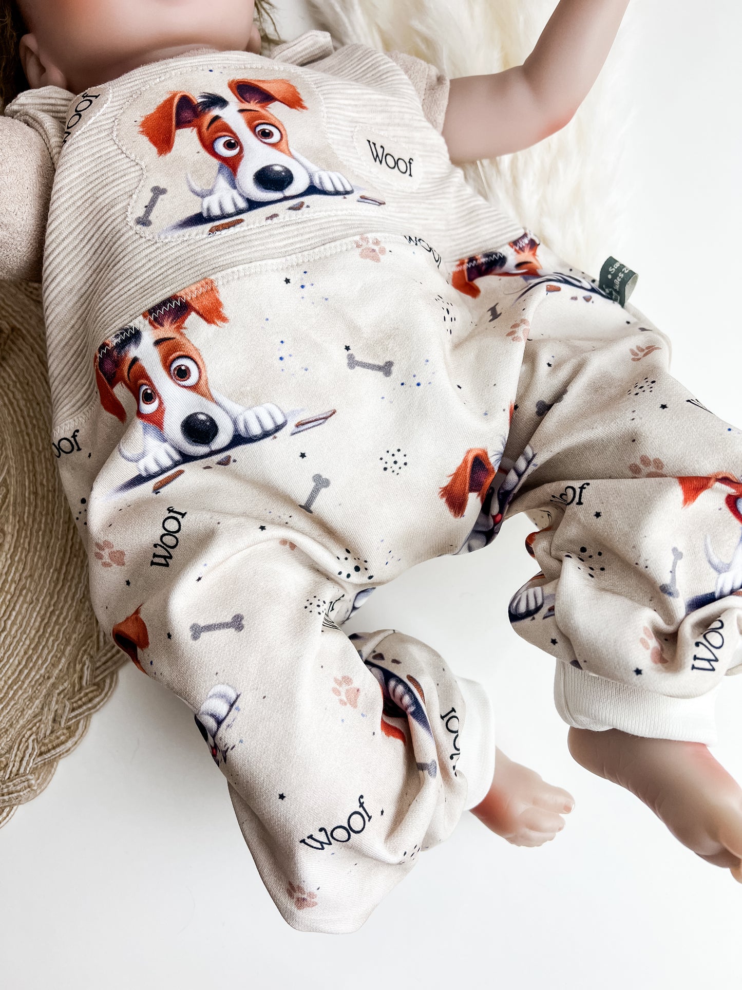 Strampler Welpe, Baby Einteiler, Newborn Outfit, Babyset, Handmade Babystrampler in Beige, Hundemotiv, Baby Geschenk Gr. 44–98