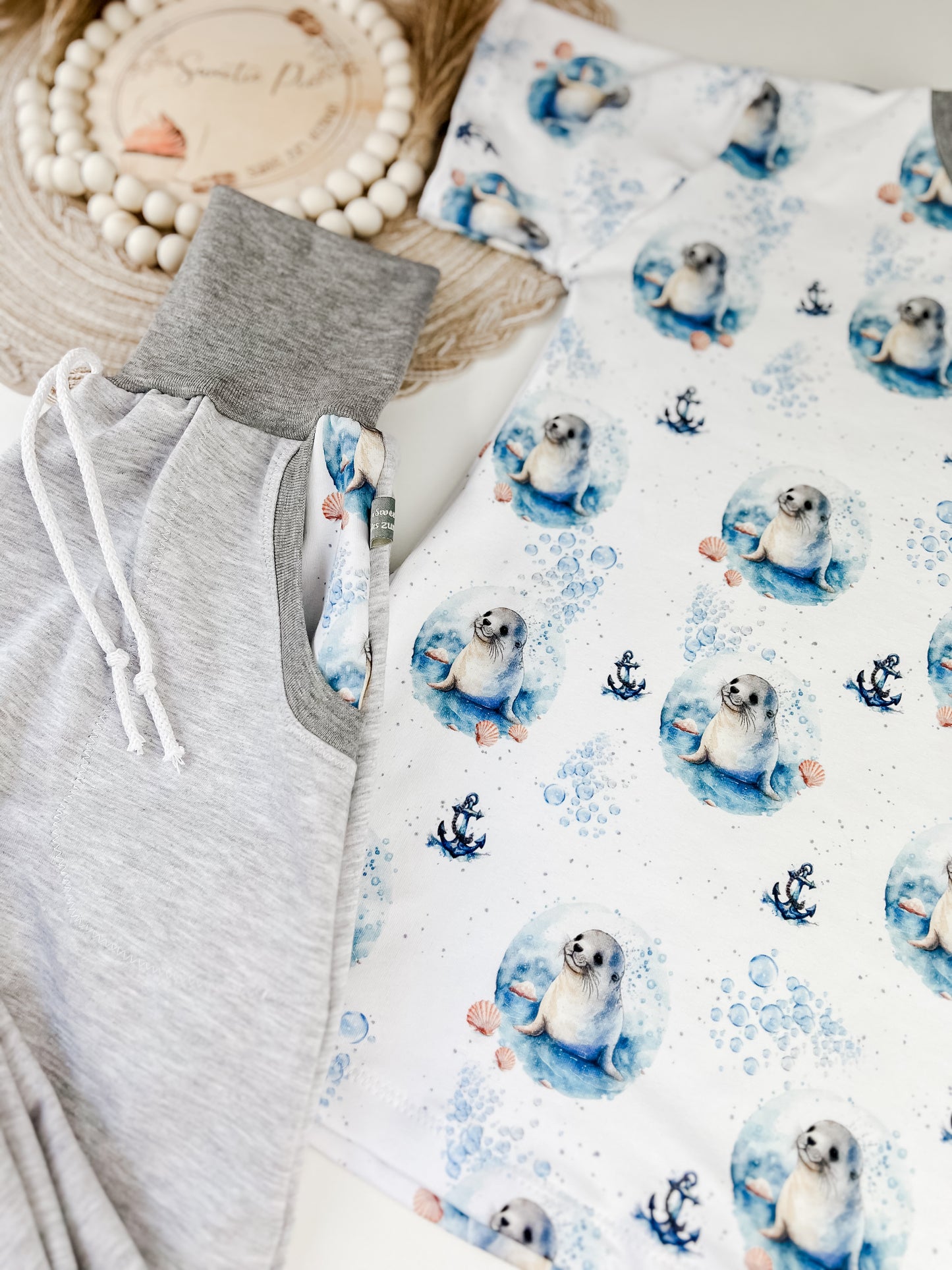 Baby & Kinder Set Robbe in Luftblase – Slim Harem Pants + T-Shirt Bio-Stoff – Handmade Unikat – Geschenk für kleine Entdecker Gr. 62 - 128 – Handmade Unikat