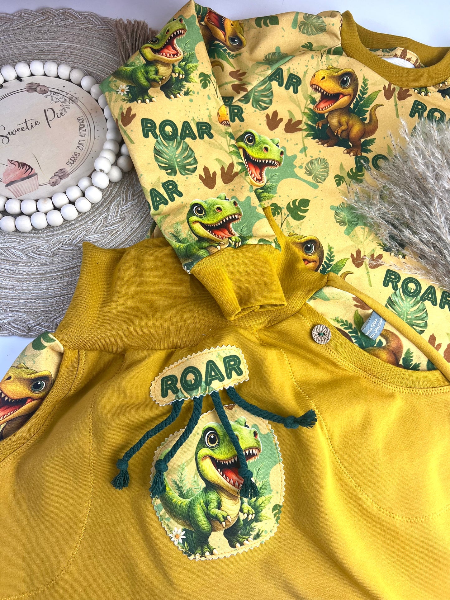 Dino Set für Kinder | Oversized Sweater & Slim Harem Hose senffarben | Bequemes Kinder Outfit mit Applikation | Unisex I Gr. 62 - 134