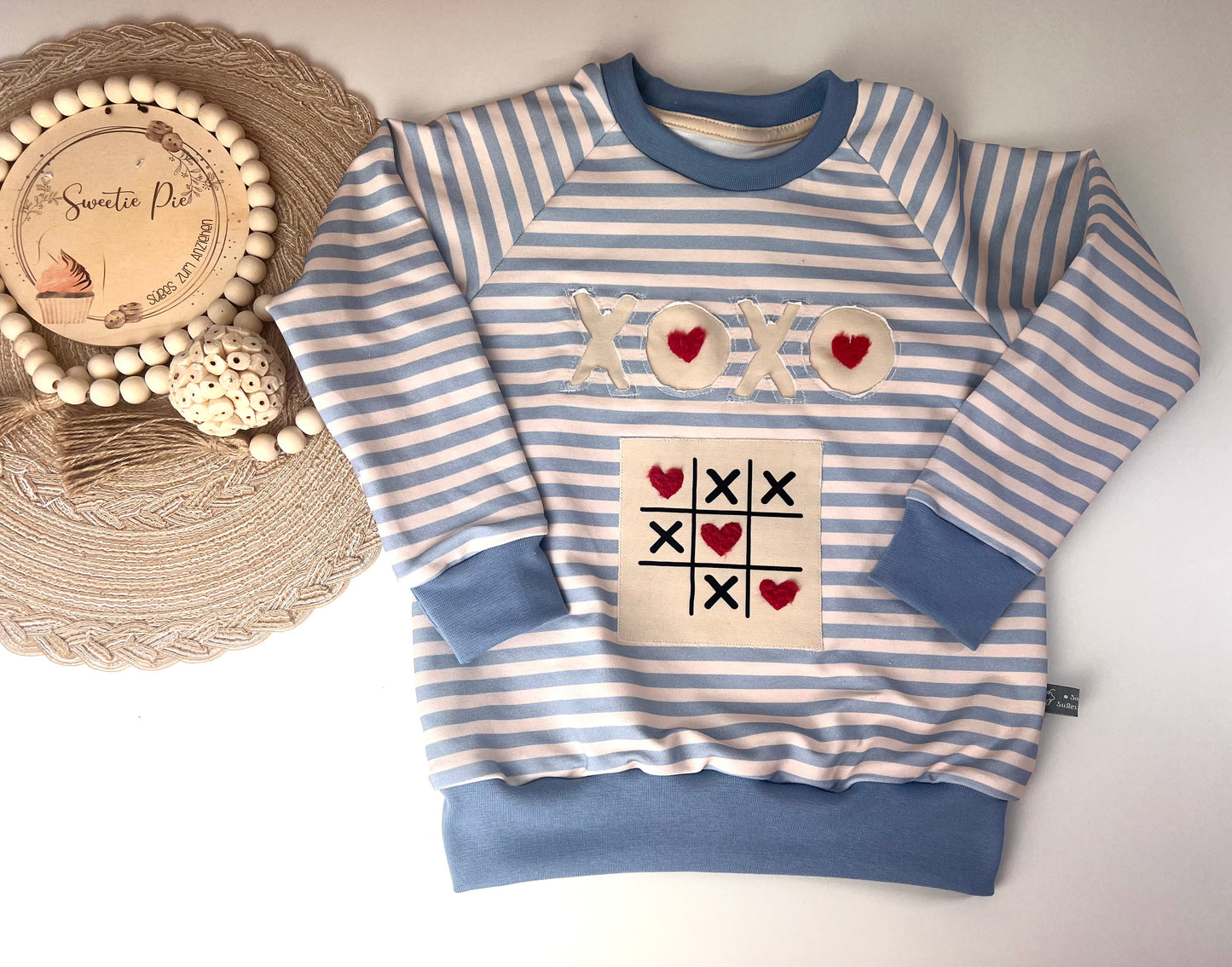 Oversized Sweater für Kinder blau-beige gestreift | Bio Kindersweater mit Negativapplikation & TicTacToe-Patch | Handmade Unisex