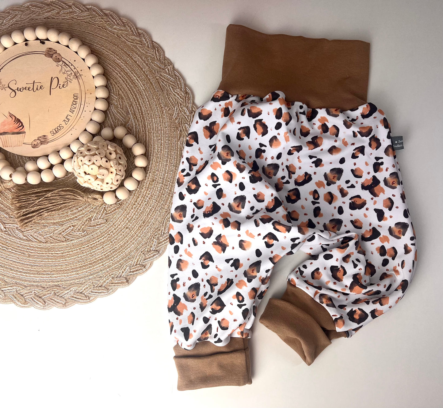 Weiße Pumphose für Kinder mit Leo-Design | Bequeme Kinderhose aus Bio-Baumwolle | Handmade Leo Kollektion | Unisex