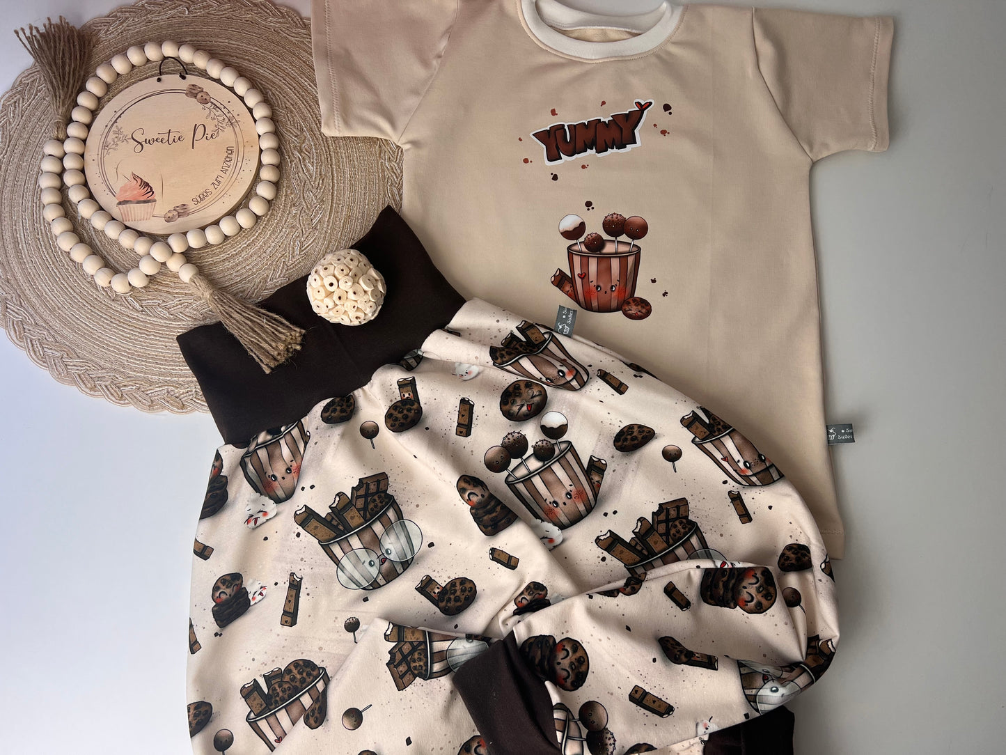 Kinder Set „Sweet Treats“ | T-Shirt mit Bügelbild & Slim Harem | Schokolade & Cakepops | Handmade Kinder Outfit | Bio Baumwolle