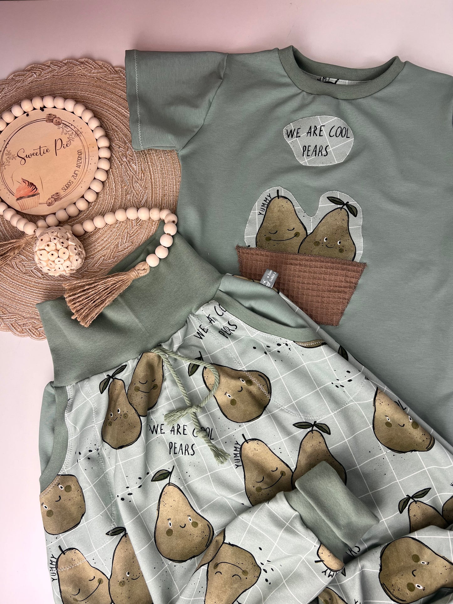 Kinder Set „Cool Pears“ | T-Shirt mit Birnen Applikation & Slim Harem Hose mit Taschen | Handmade Kinder Outfit | Frühlingsset