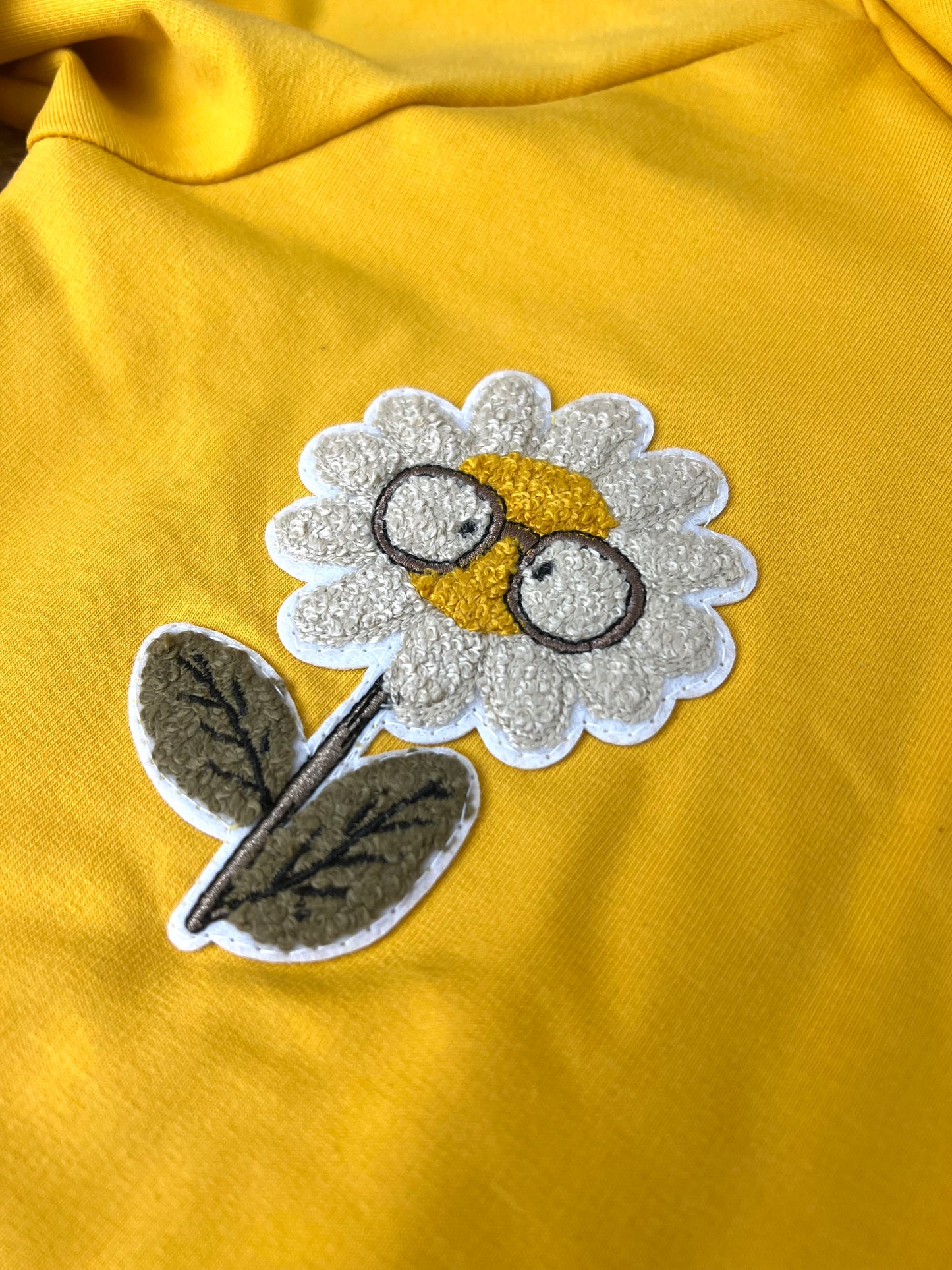 Oversized Hoodie für Kinder in Gelb | Bequemer Kinder Hoodie mit Flauschpatch | Kapuzenpullover mit Patch „You are loved“ | Unisex