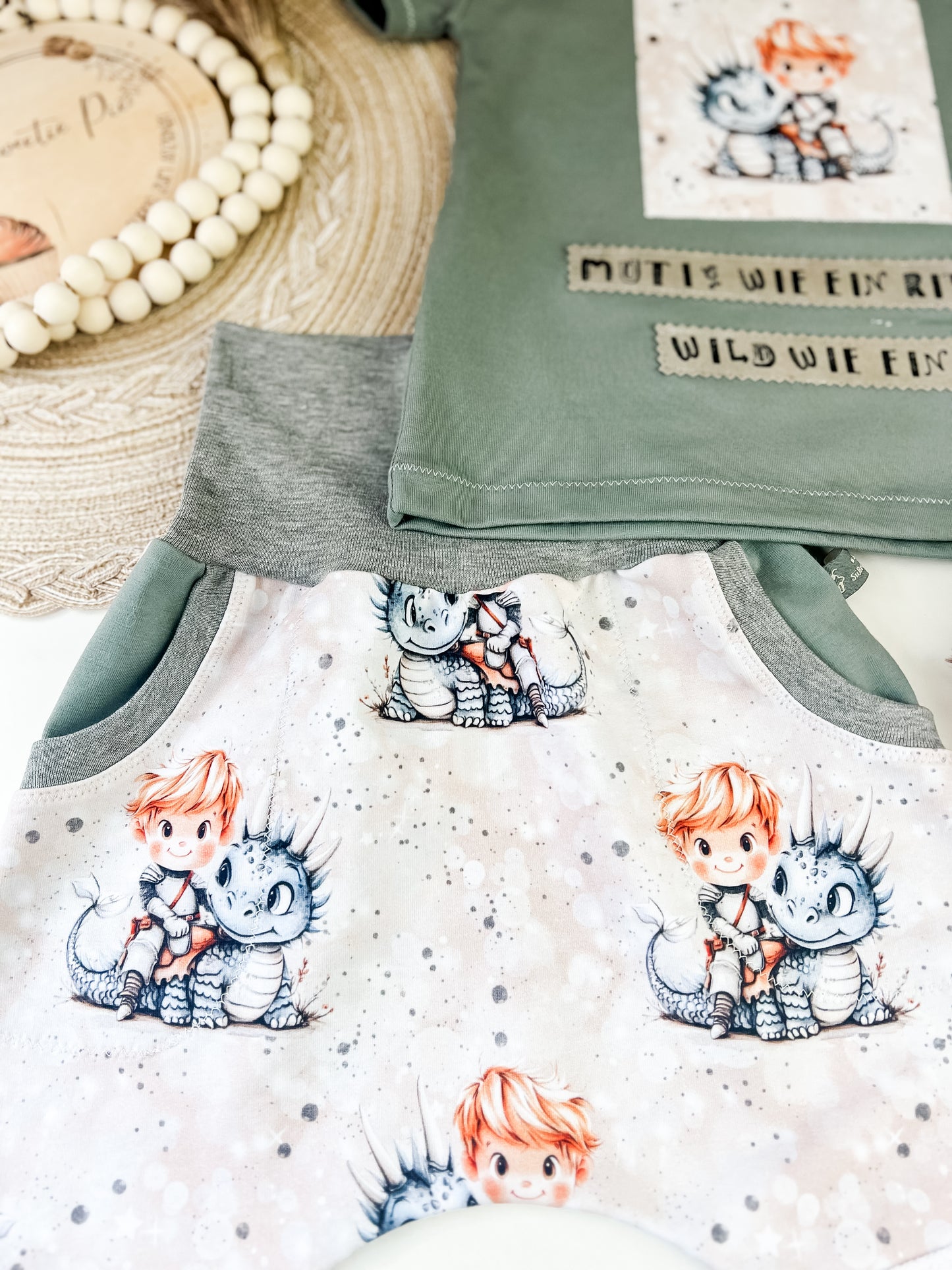 Baby & Kinder Set Ritter & Drache – Slim Harem mit Taschen + T-Shirt mit Applikation & frechem Spruch – Bio-Stoff – Handmade Unikat Gr. 62 - 128
