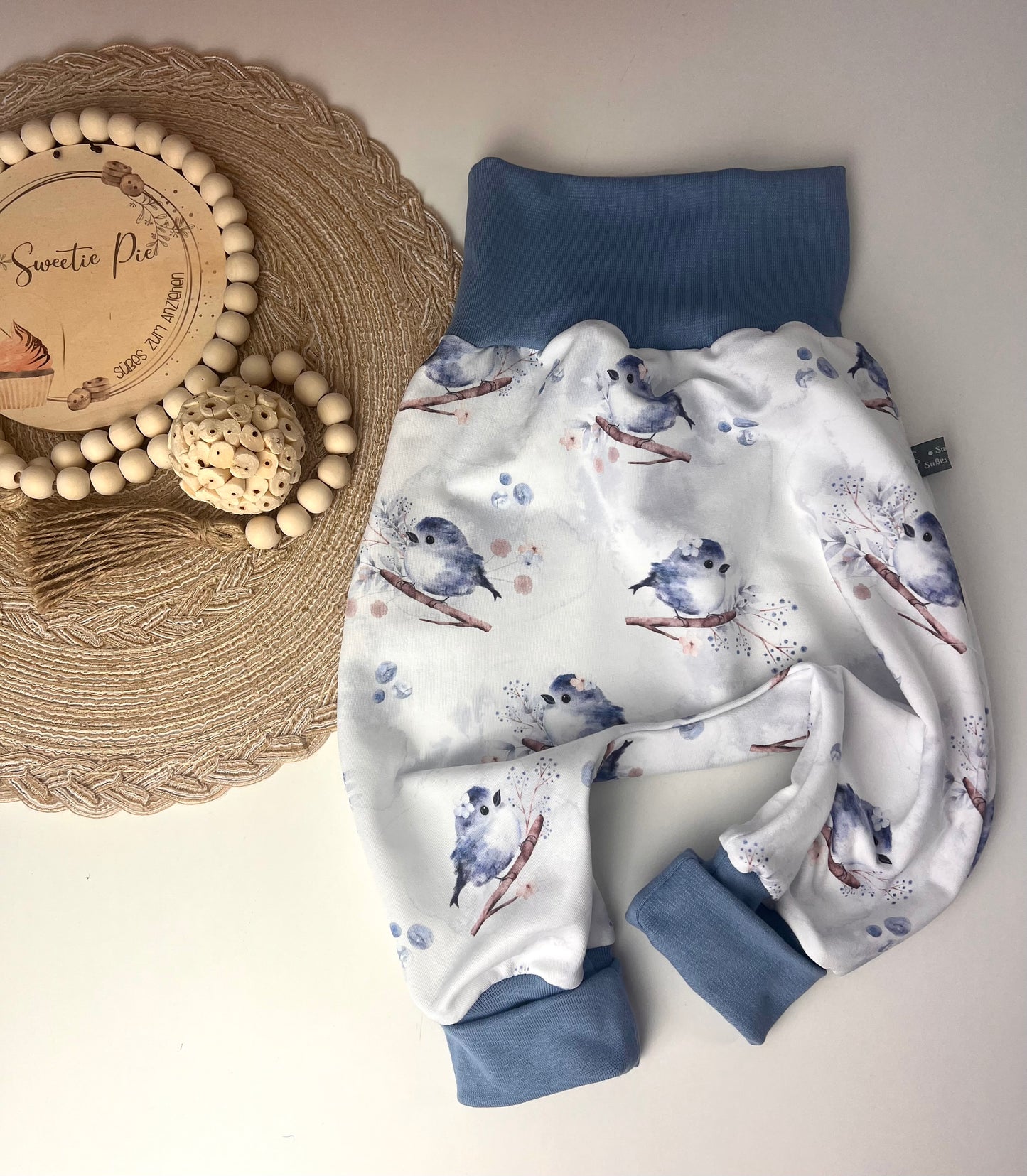 Weiße Pumphose Gr. 80/86 für Kinder mit Vögelchen-Aquarelldruck | Bio Kinderhose mit wählbarem Bündchen | Bequeme Handmade Pumphose