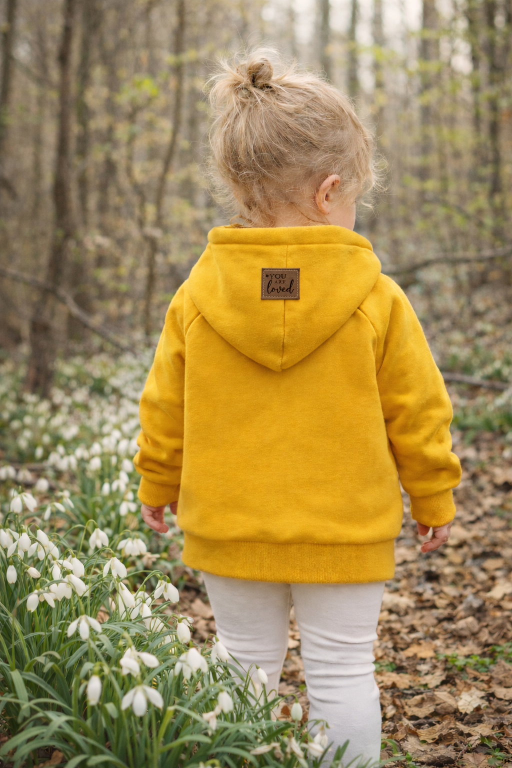 Oversized Hoodie für Kinder in Gelb | Bequemer Kinder Hoodie mit Flauschpatch | Kapuzenpullover mit Patch „You are loved“ | Unisex