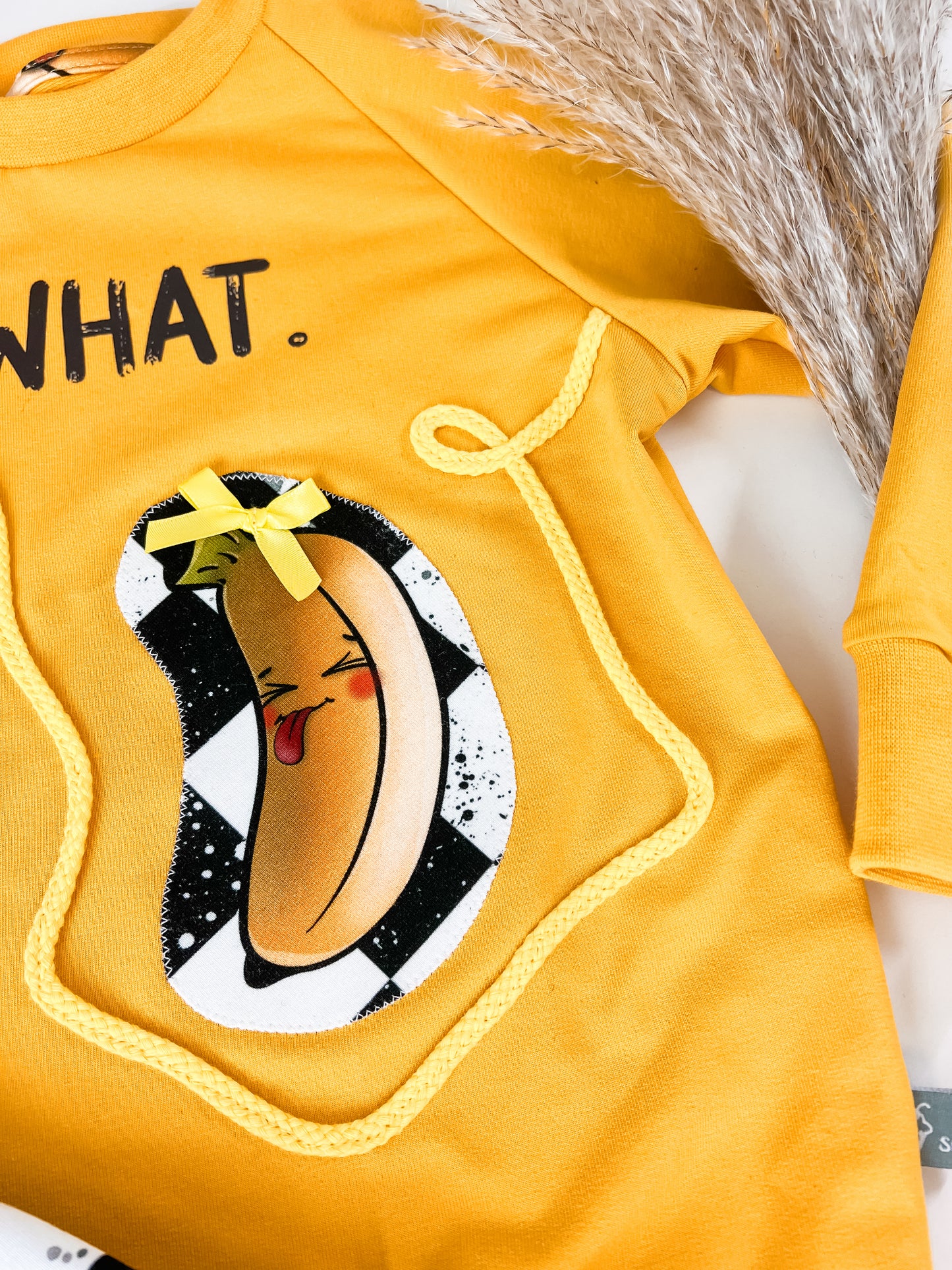 Sweater & Slim Harem Hose Kinder Set – schwarz-weiß kariert mit lustigen Bananen, „SO WHAT“ Bügelbild & Applikationen – Unikat Kinderbekleidung