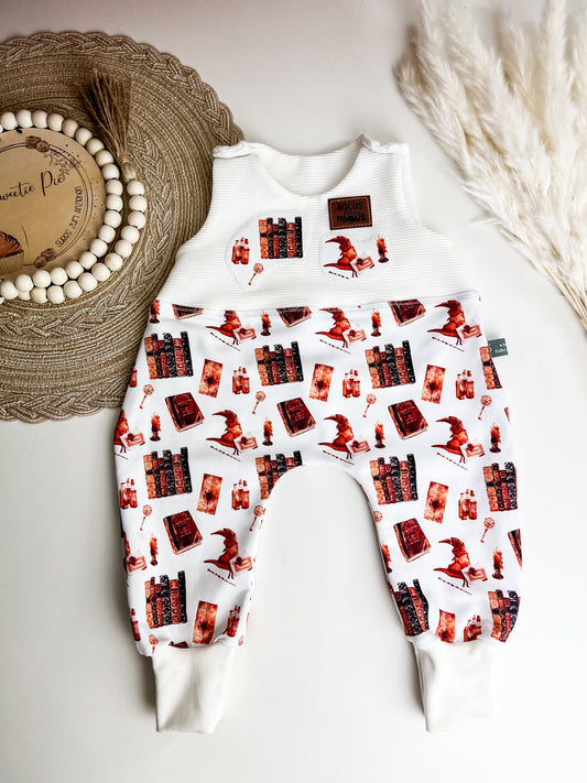 Strampler mit Zaubermotiven – Baby Einteiler aus Bio Baumwolle – Zauberschule - Newborn Outfit – Handmade Gr. 44–98