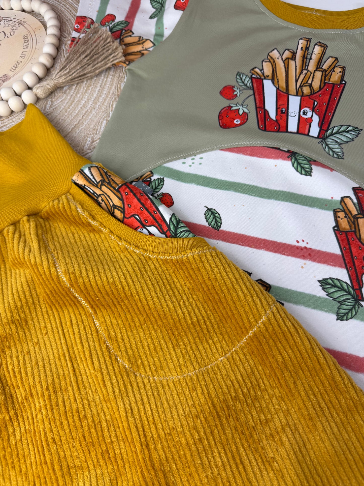 Kinder Set mit T-Shirt & Slim Harem Shorts | Senffarbene Cordhose | Handmade Sommer Outfit | Bio Baumwolle | Bequem & verspielt