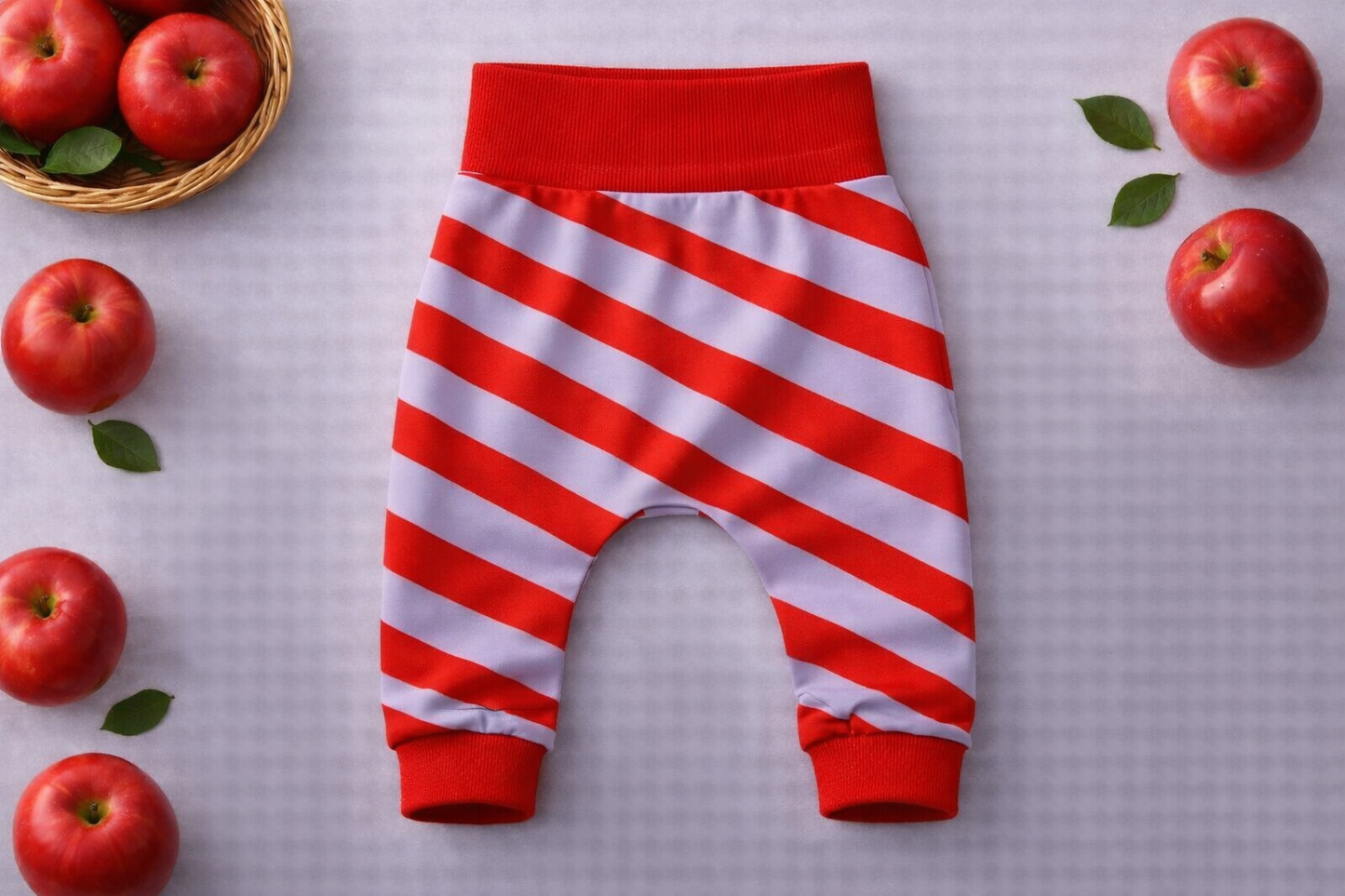 Kinder Set Sweater & Slim Harem Hose | Oversized Kinder Sweater mit Apfel Motiv | Bequemes Kinder Outfit in Flieder & Rot | Unisex