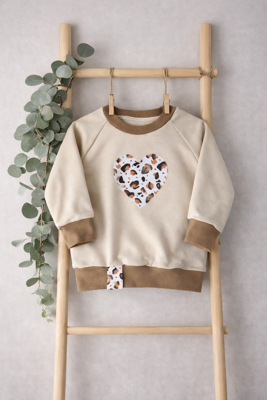 Beiger Kinder Sweater mit Leo Herz | Handmade Kindermode | Zeitloser Pullover aus Kollektion | Unisex Kinderkleidung