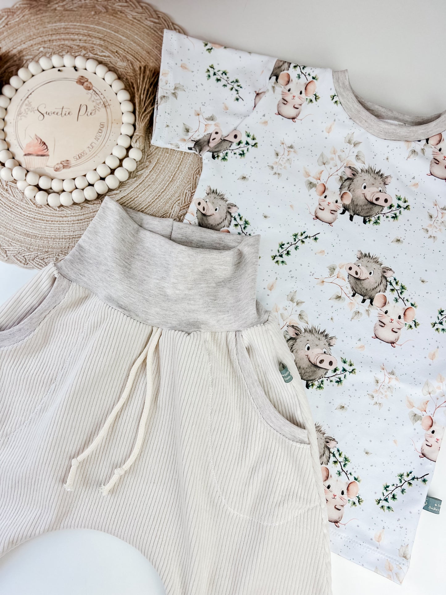 Baby-Set Wildschwein & Maus – Slim Harem Cordhose + T-Shirt – Handgemacht aus Bio-Stoff – Unisex Geschenk zur Geburt Gr. 62 - 128 – Geschenk für kleine Entdecker