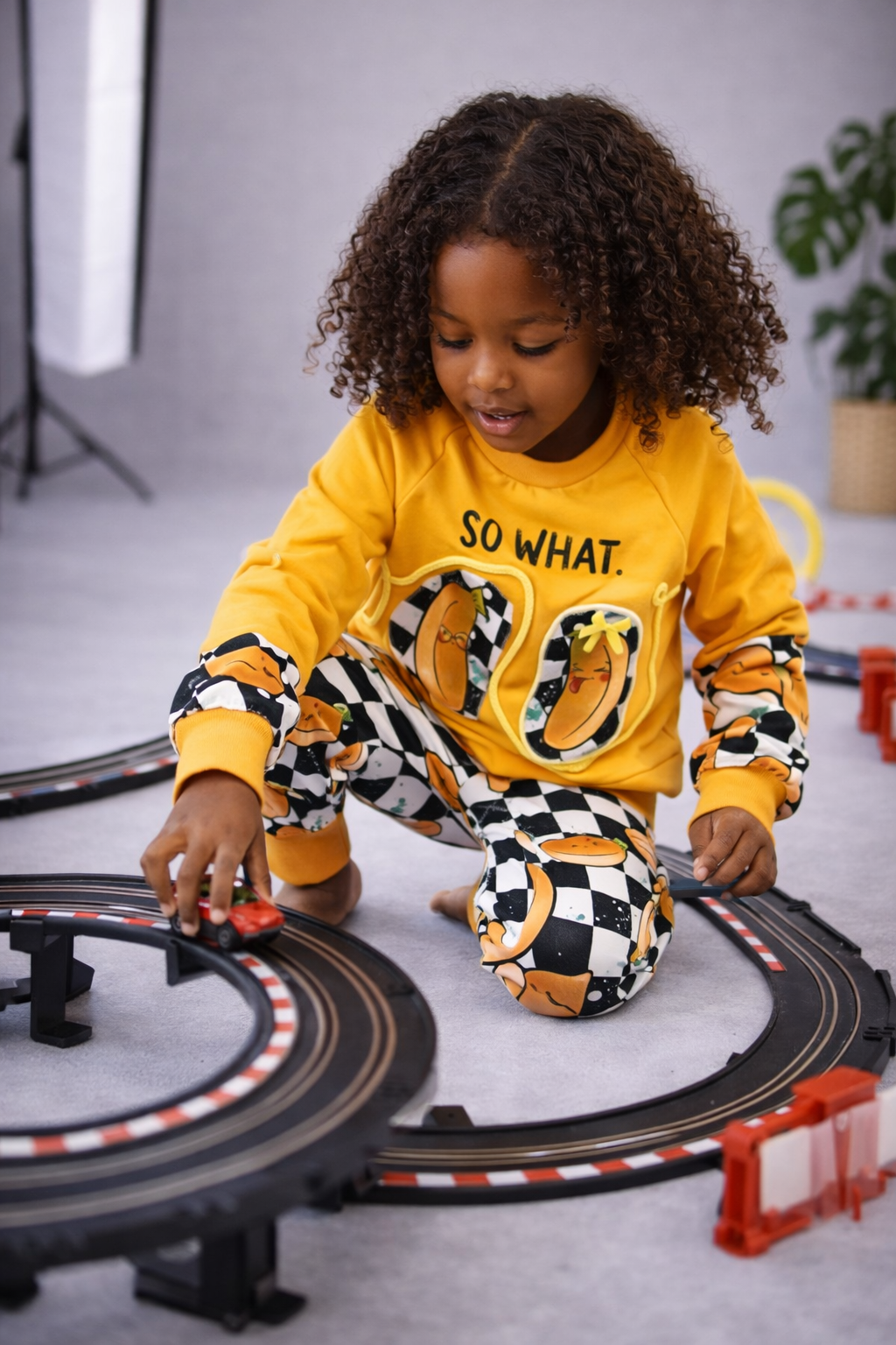 Sweater & Slim Harem Hose Kinder Set – schwarz-weiß kariert mit lustigen Bananen, „SO WHAT“ Bügelbild & Applikationen – Unikat Kinderbekleidung