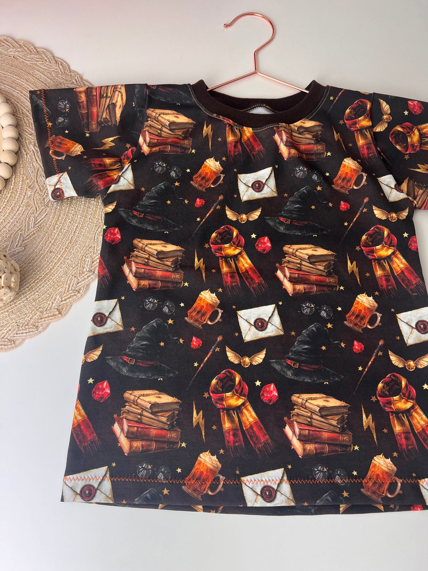 Magisches Kinder T-Shirt mit Zauberhut & Schnatz Gr. 110| Handmade Shirt aus Baumwolle | Fantasie Motiv | Kinderkleidung Zauberwelt
