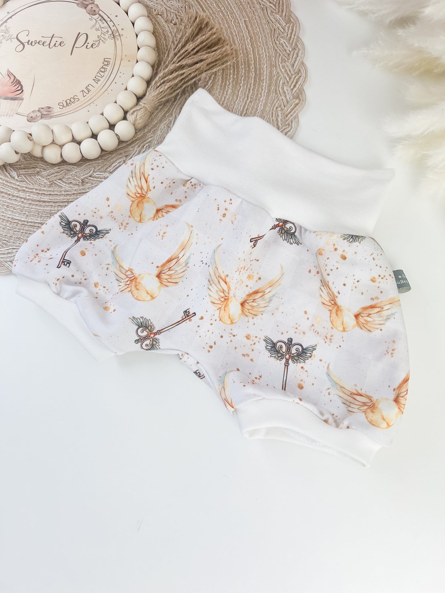 Kurze Baby Pumphose – Magischer Stoff mit goldenem Schnatz & Schlüsseln – Bio-Baumwolle – Handmade Sommerhose – Größen 55–122