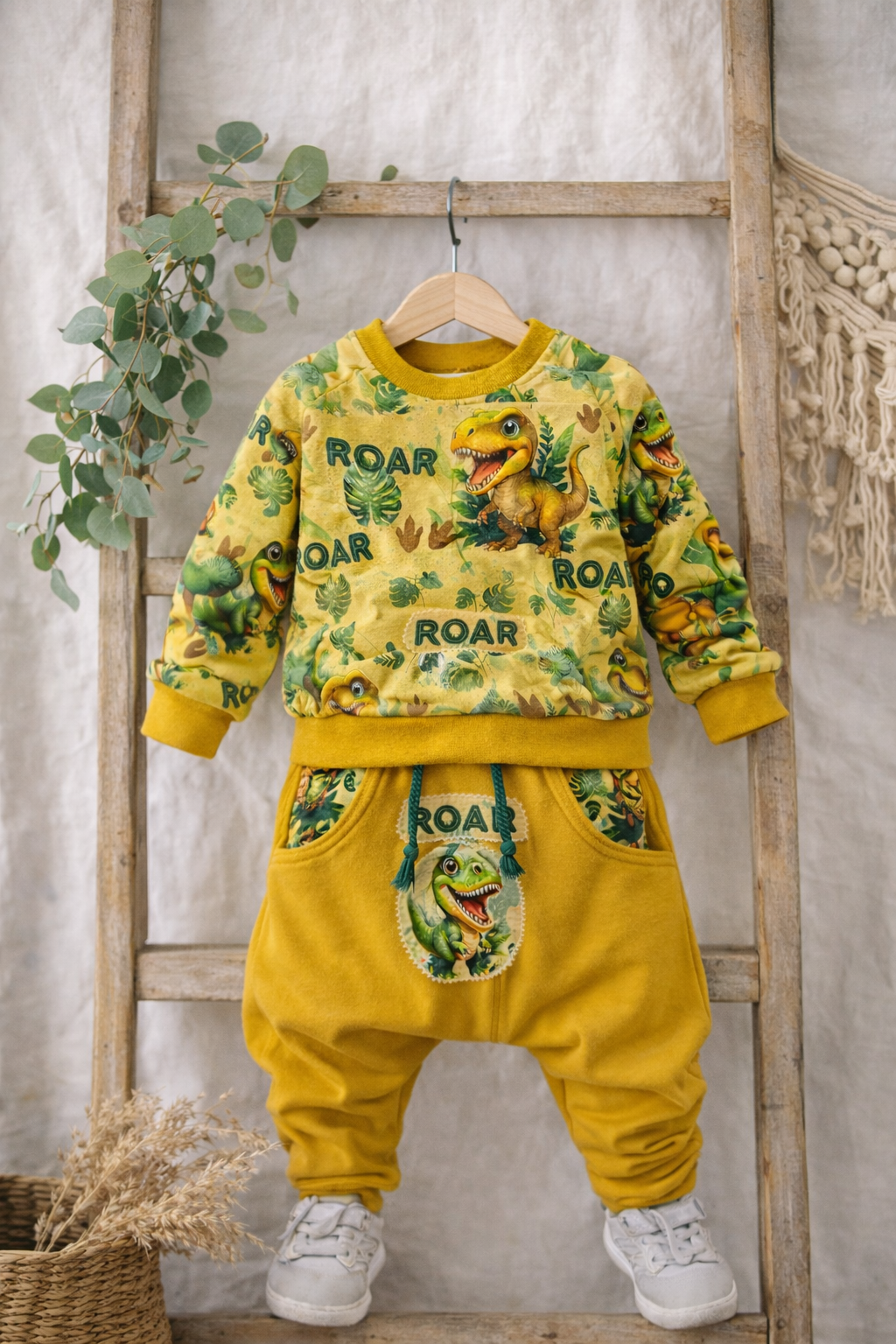 Dino Set für Kinder | Oversized Sweater & Slim Harem Hose senffarben | Bequemes Kinder Outfit mit Applikation | Unisex I Gr. 62 - 134