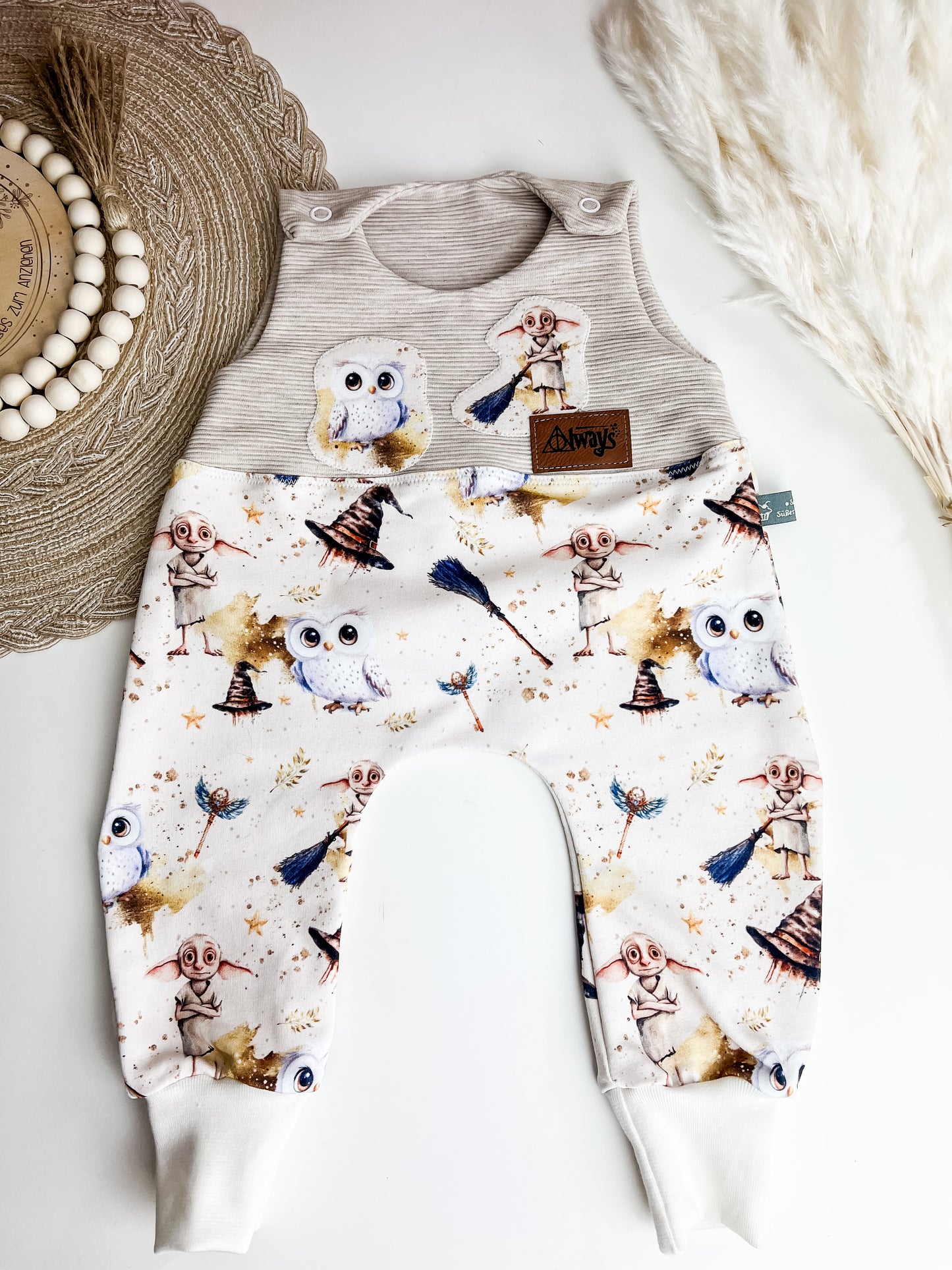 Strampler mit Dobby, Zaubermotive, Bio Baby Einteiler mit Applikation + Label, Handmade, Zauberstrampler Creme, Babyoutfit Gr. 44–98 Baby Geschenk Gr. 44–98 Strampler Jungen Mädchen | Rot & Beige Unikat