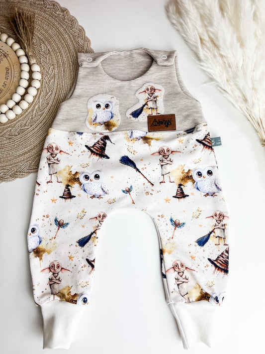 Strampler mit Dobby, Zaubermotive, Bio Baby Einteiler mit Applikation + Label, Handmade, Zauberstrampler Creme, Babyoutfit Gr. 44–98 Baby Geschenk Gr. 44–98 Strampler Jungen Mädchen | Rot & Beige Unikat