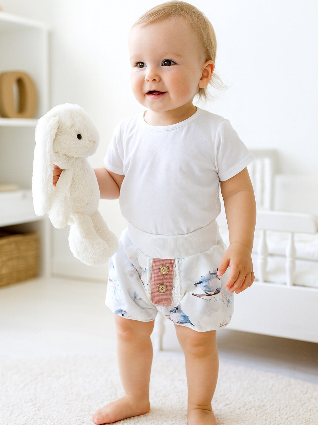 Kurze Pumphose Baby Birdies– Weiß mit blauen Vögelchen Blumen – Handgemacht aus Bio Baumwolle – Gr. 56 - 122 – Mitwachsend & bequem – Geschenk zur Geburt