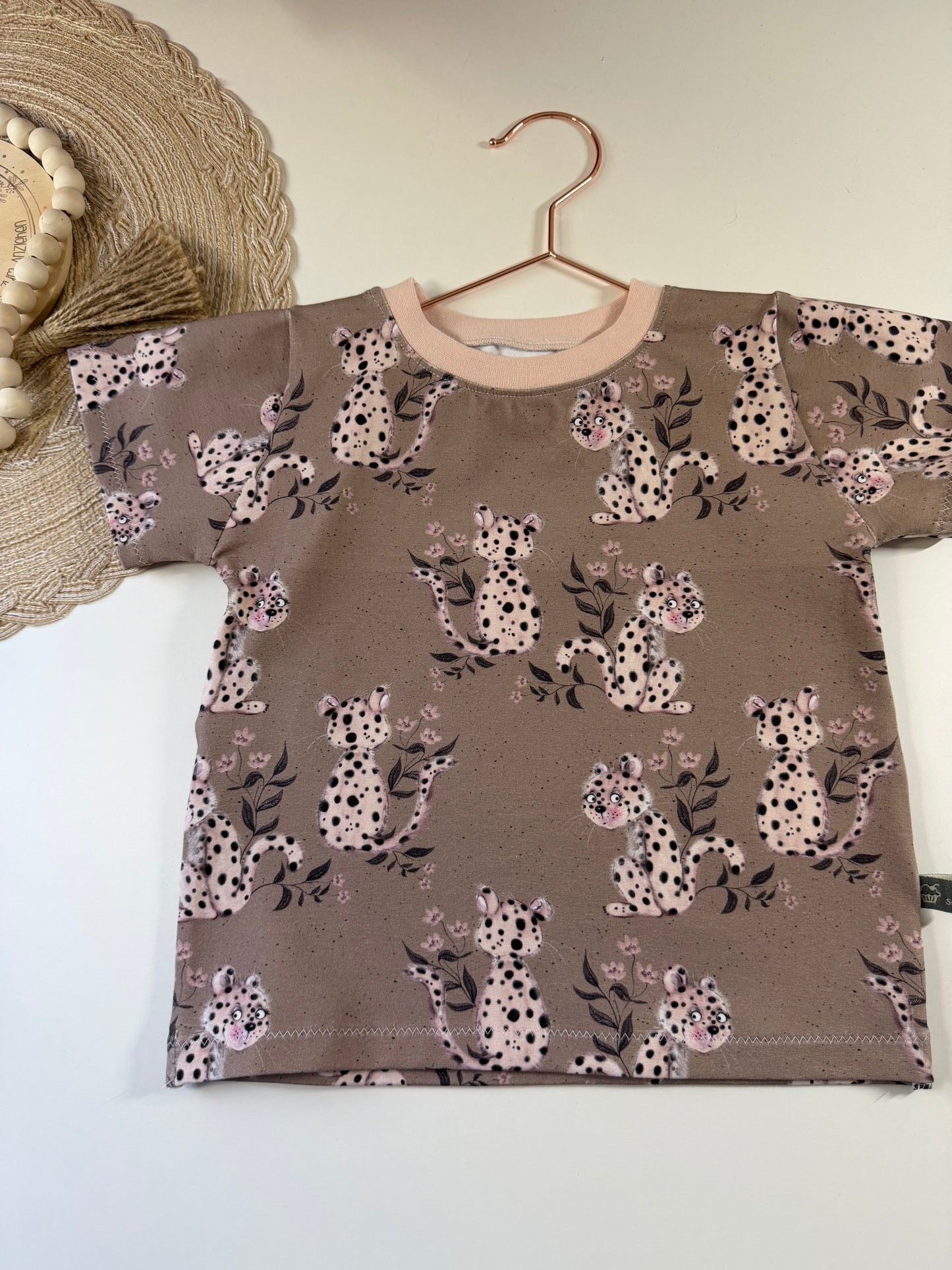 Niedliches Kinder T-Shirt Gr. 92 mit rosa Leoparden| Handmade Shirt aus Baumwolle | Fantasie Motiv | Kinderkleidung