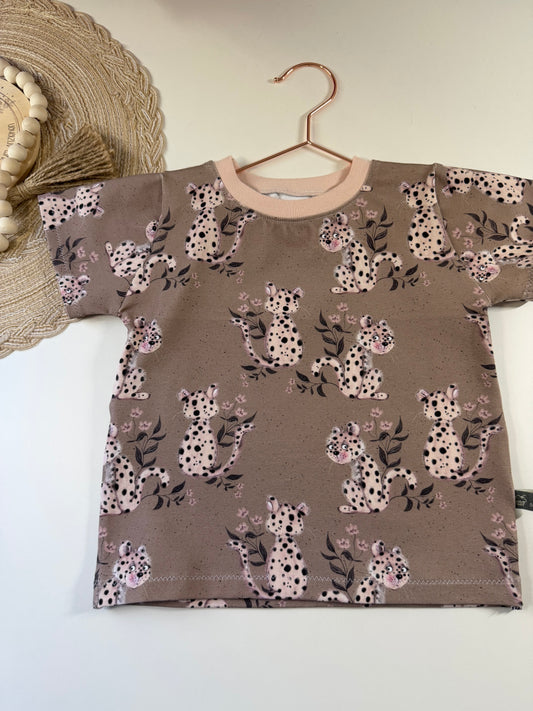 Niedliches Kinder T-Shirt Gr. 92 mit rosa Leoparden| Handmade Shirt aus Baumwolle | Fantasie Motiv | Kinderkleidung