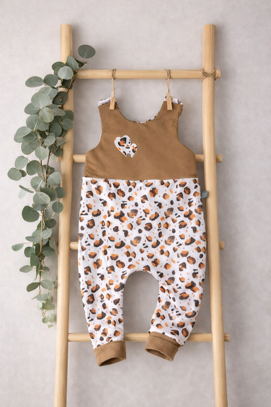 Leo Strampler Baby | Baby Strampler mit Leo Herz Applikation | Unisex Baby Overall | Wahlweise einlagig oder doppellagig | Bequeme Babykleidung