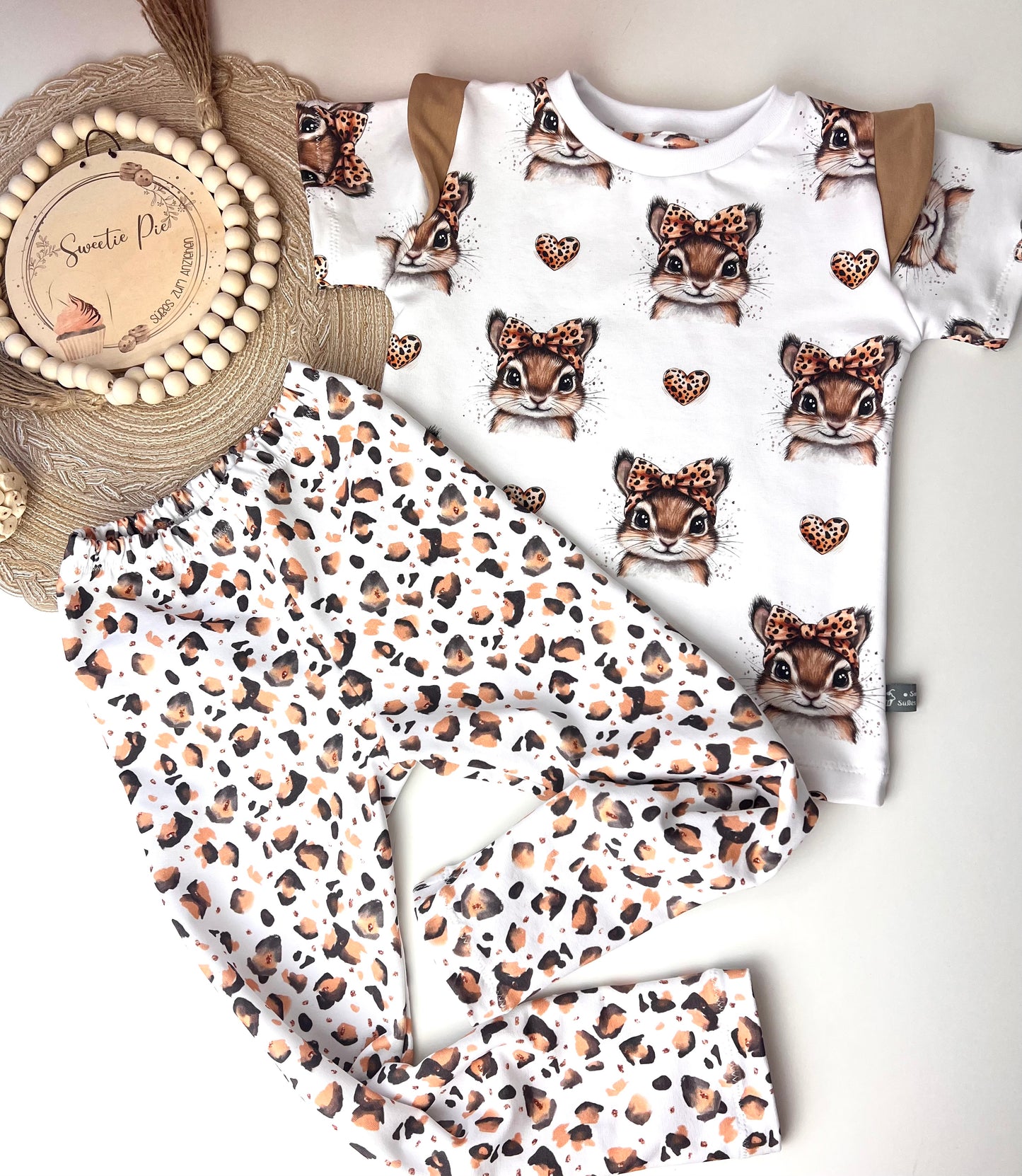 Kurzarmshirt mit Flügelärmeln für Kinder | Weißes Shirt mit Häschen im Leo-Look | Bio Baumwolle | Verspieltes Mädchen Oberteil