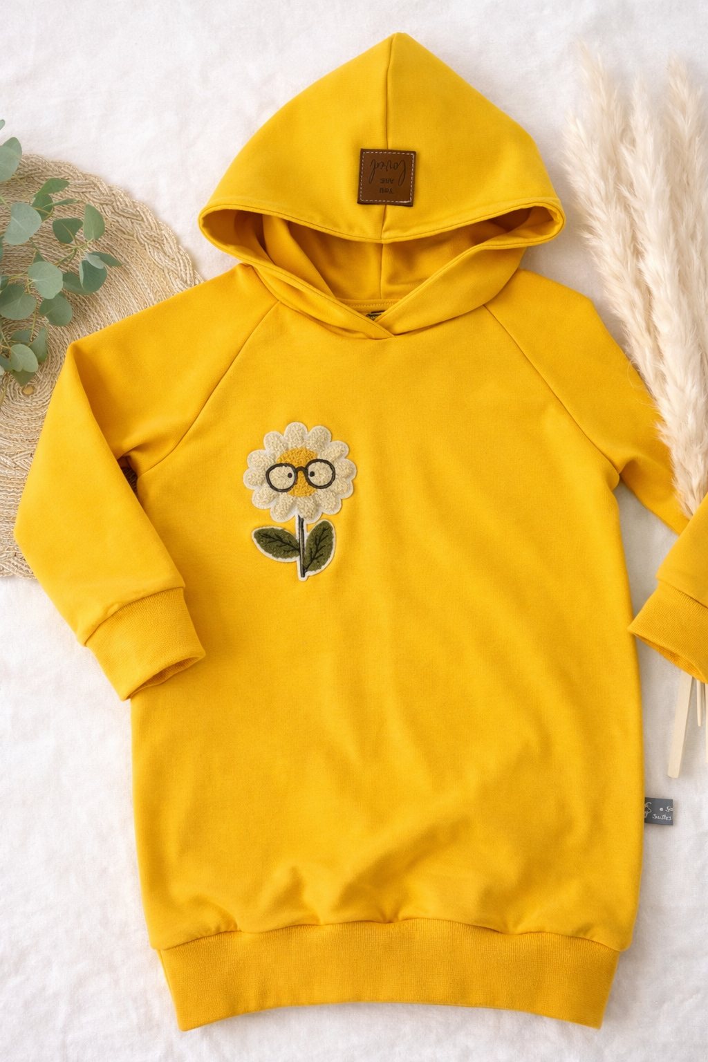 Oversized Hoodie für Kinder in Gelb | Bequemer Kinder Hoodie mit Flauschpatch | Kapuzenpullover mit Patch „You are loved“ | Unisex