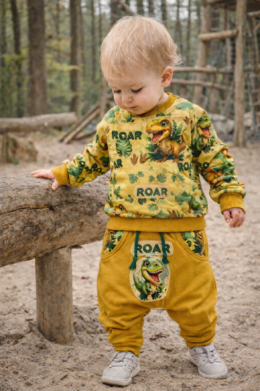 Dino Set für Kinder | Oversized Sweater & Slim Harem Hose senffarben | Bequemes Kinder Outfit mit Applikation | Unisex I Gr. 62 - 134