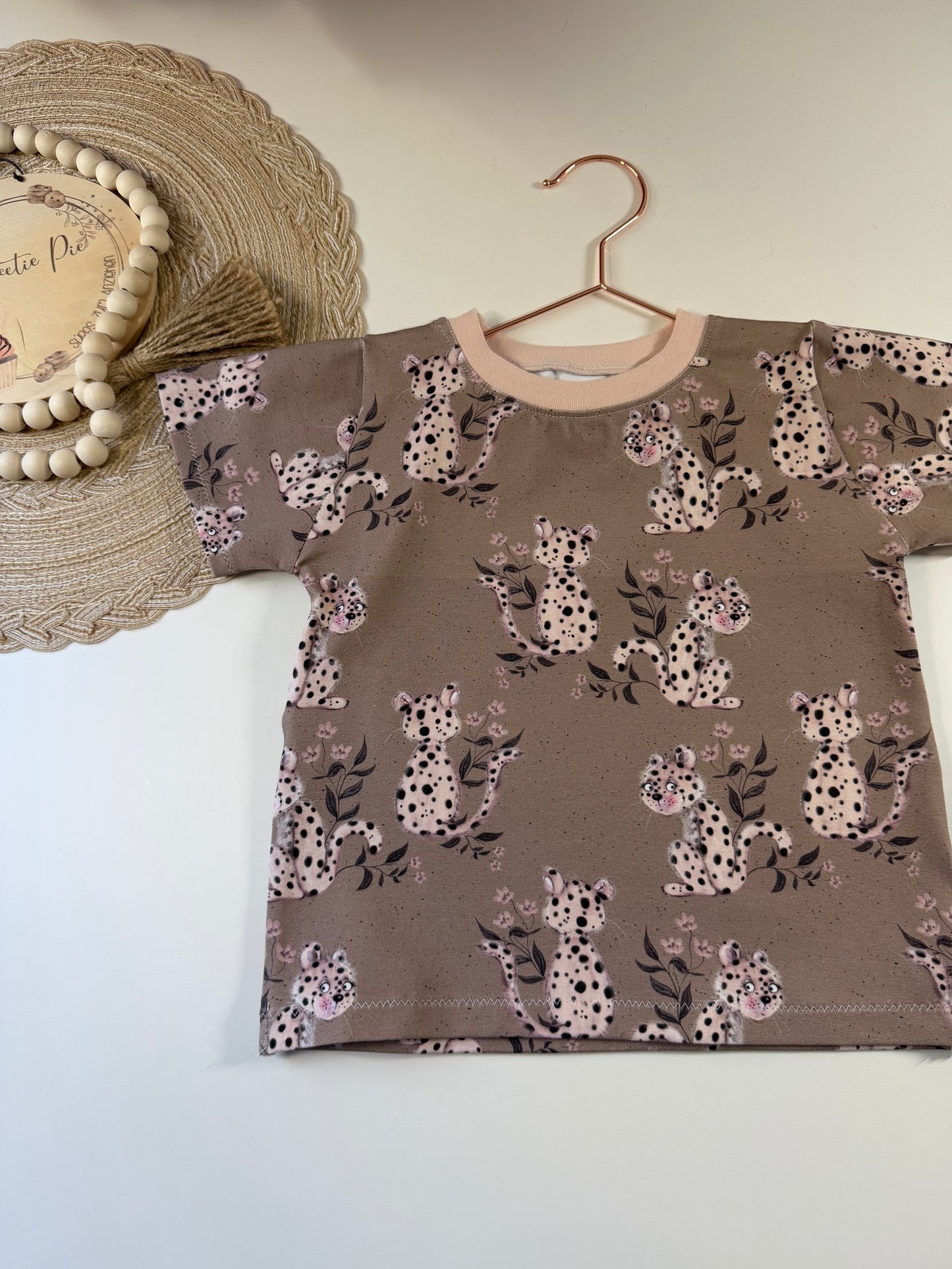 Niedliches Kinder T-Shirt Gr. 92 mit rosa Leoparden| Handmade Shirt aus Baumwolle | Fantasie Motiv | Kinderkleidung