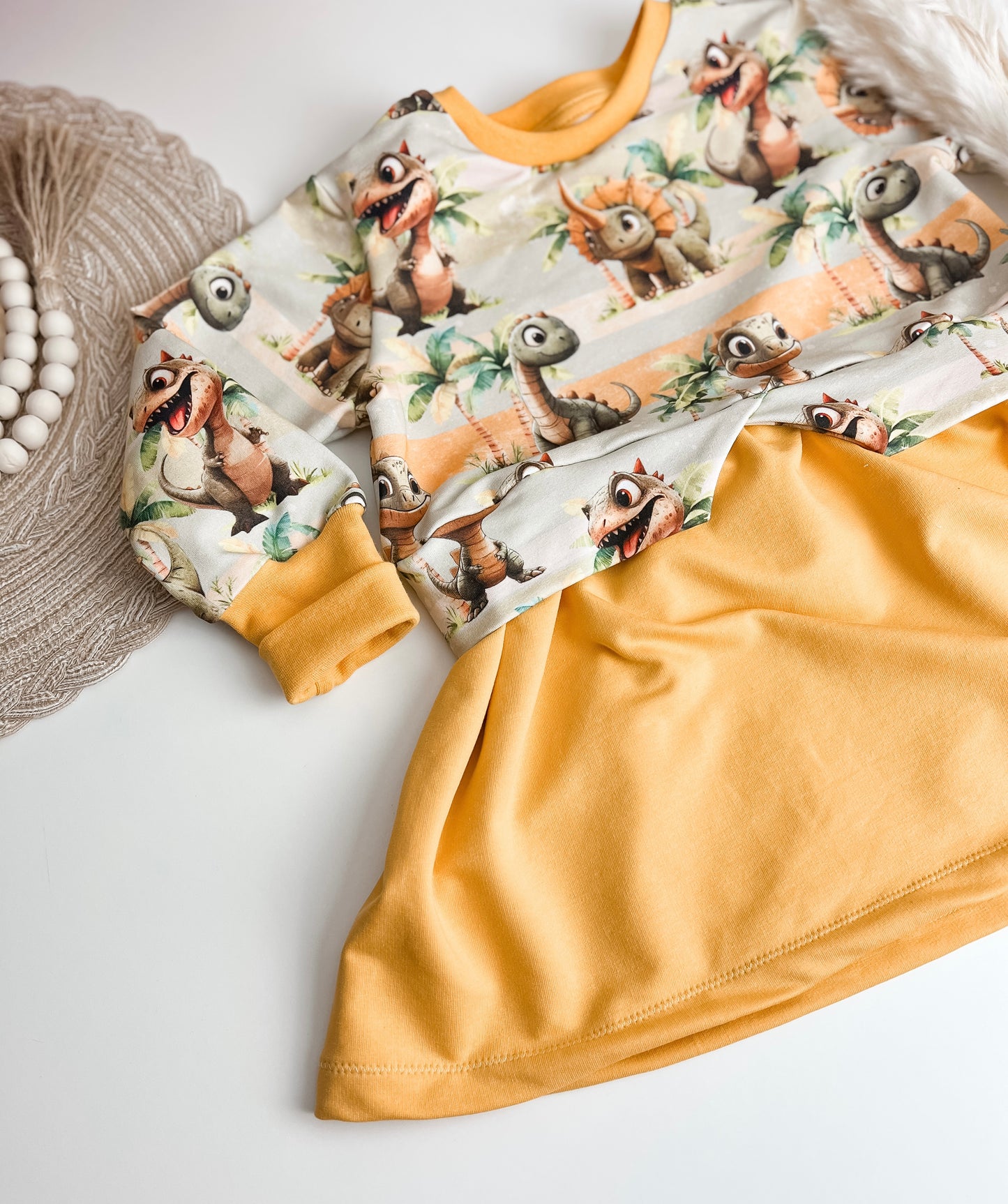Sweaterkleid für Kinder mit Dinosaurier Motiv – Handgemachtes Mädchenkleid aus Bio French Terry – Gelbes Longshirt mit Dino Print – Kuscheliges Kleid für Herbst & Frühling