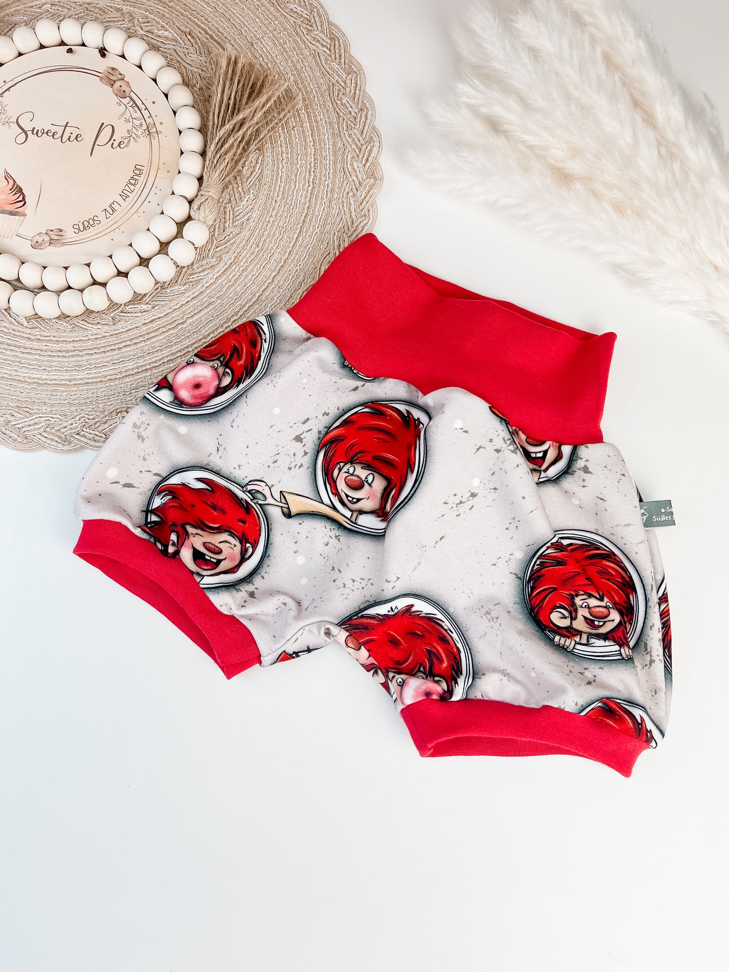 Kurze Baby Pumphose Kobold – Grauer Bio-Stoff mit frechem Wicht – Sommerhose handgemacht – Mitwachsend & bequem – Geschenk zur Geburt