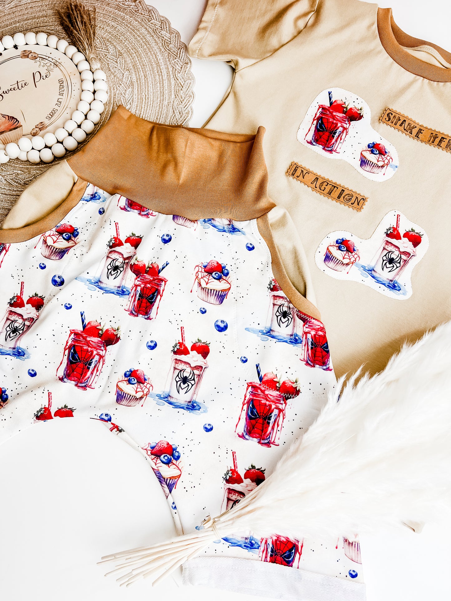 Sommer Baby Set Spiderman Shake, T-Shirt mit Applikation + Statement, kurze Shorts, Hose mit Taschen, handmade Outfit beige Gr. 62 - 128