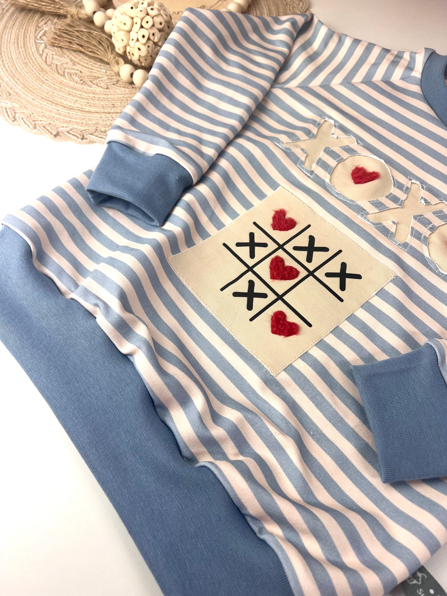 Oversized Sweater für Kinder blau-beige gestreift | Bio Kindersweater mit Negativapplikation & TicTacToe-Patch | Handmade Unisex