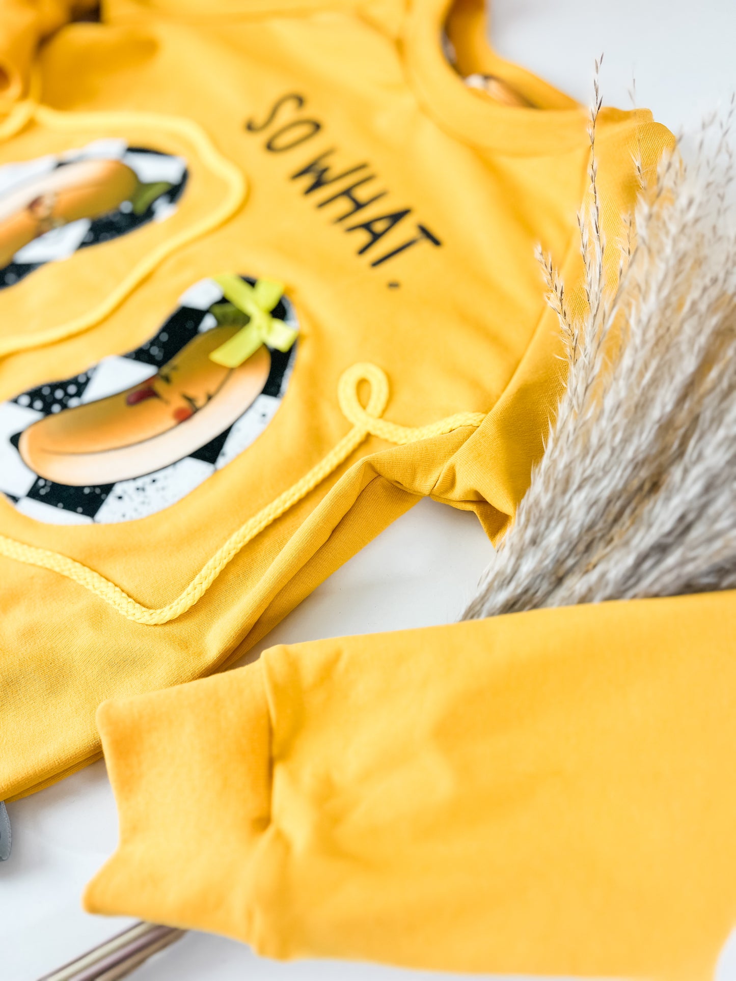 Sweater & Slim Harem Hose Kinder Set – schwarz-weiß kariert mit lustigen Bananen, „SO WHAT“ Bügelbild & Applikationen – Unikat Kinderbekleidung