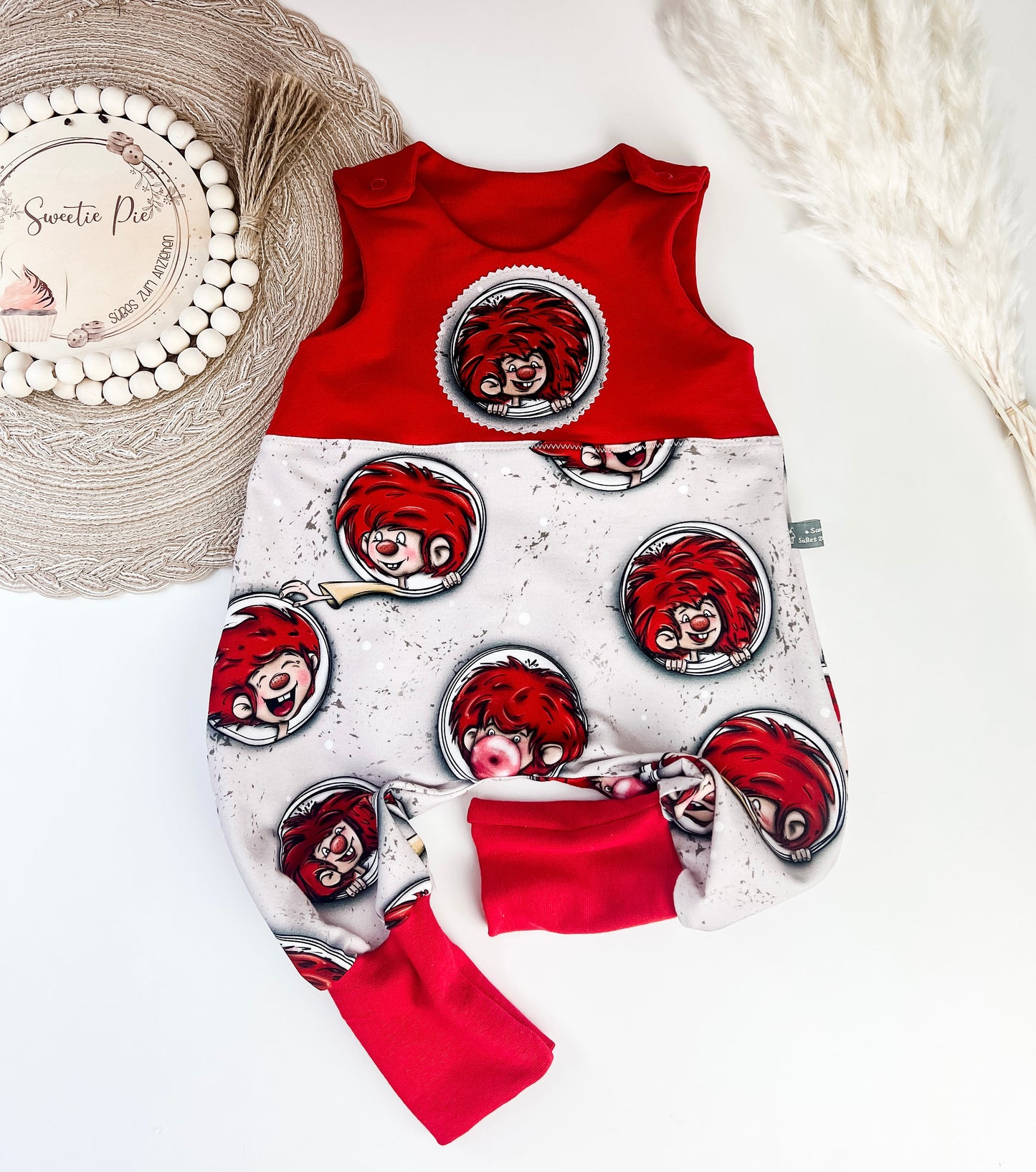 Mucki Baby Strampler mit Applikation | Baumwolle | Kurz oder Lang | Handmade Sommerstrampler Jungen Mädchen | Rot & Beige Unikat I Gr. 44–98zur Geburt – Unisex