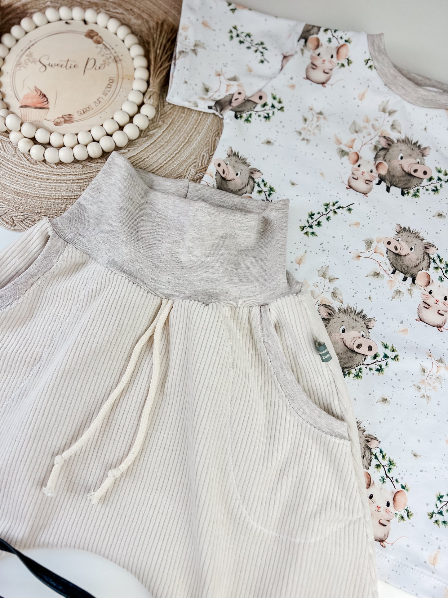 Baby-Set Wildschwein & Maus – Slim Harem Cordhose + T-Shirt – Handgemacht aus Bio-Stoff – Unisex Geschenk zur Geburt Gr. 62 - 128 – Geschenk für kleine Entdecker