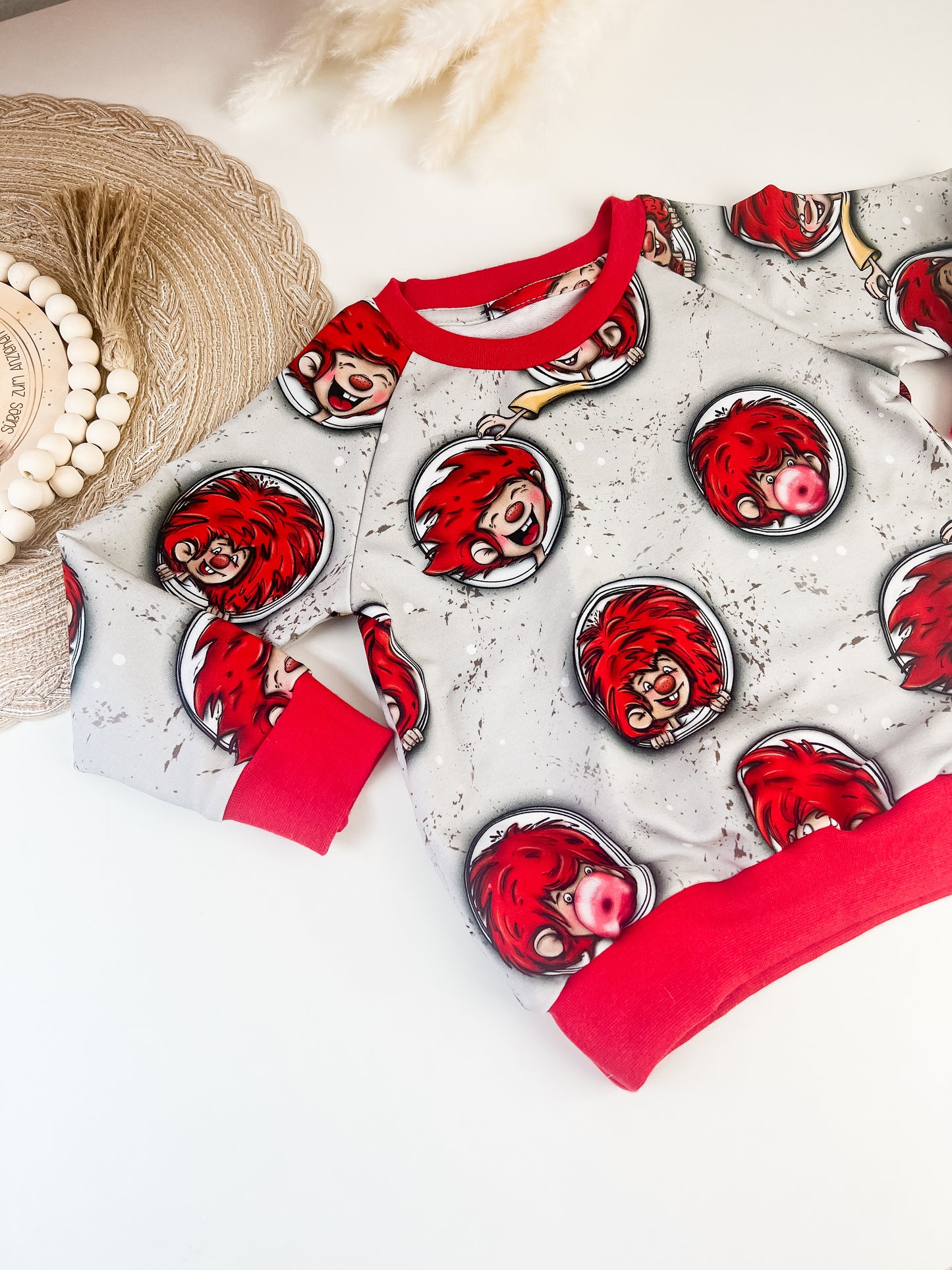 SOFORTKAUF Gr. 86 Handgemachter roter Pumuckl-Sweater für Kinder – mit Applikation & Kunstlederpatch – Bio-Baumwolle – Geschenkidee