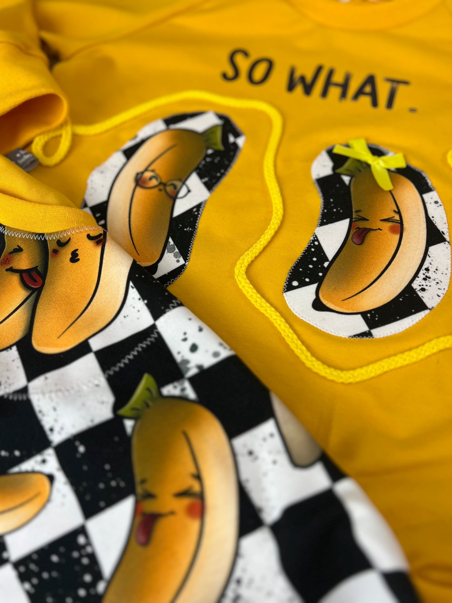 Sweater & Slim Harem Hose Kinder Set – schwarz-weiß kariert mit lustigen Bananen, „SO WHAT“ Bügelbild & Applikationen – Unikat Kinderbekleidung