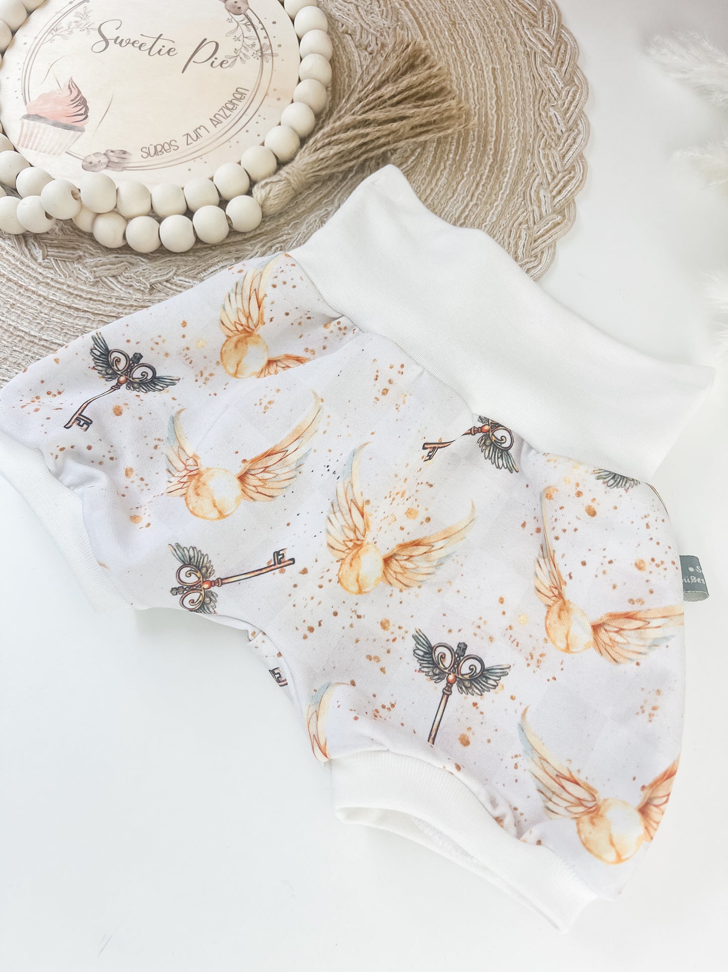 Kurze Baby Pumphose – Magischer Stoff mit goldenem Schnatz & Schlüsseln – Bio-Baumwolle – Handmade Sommerhose – Größen 55–122