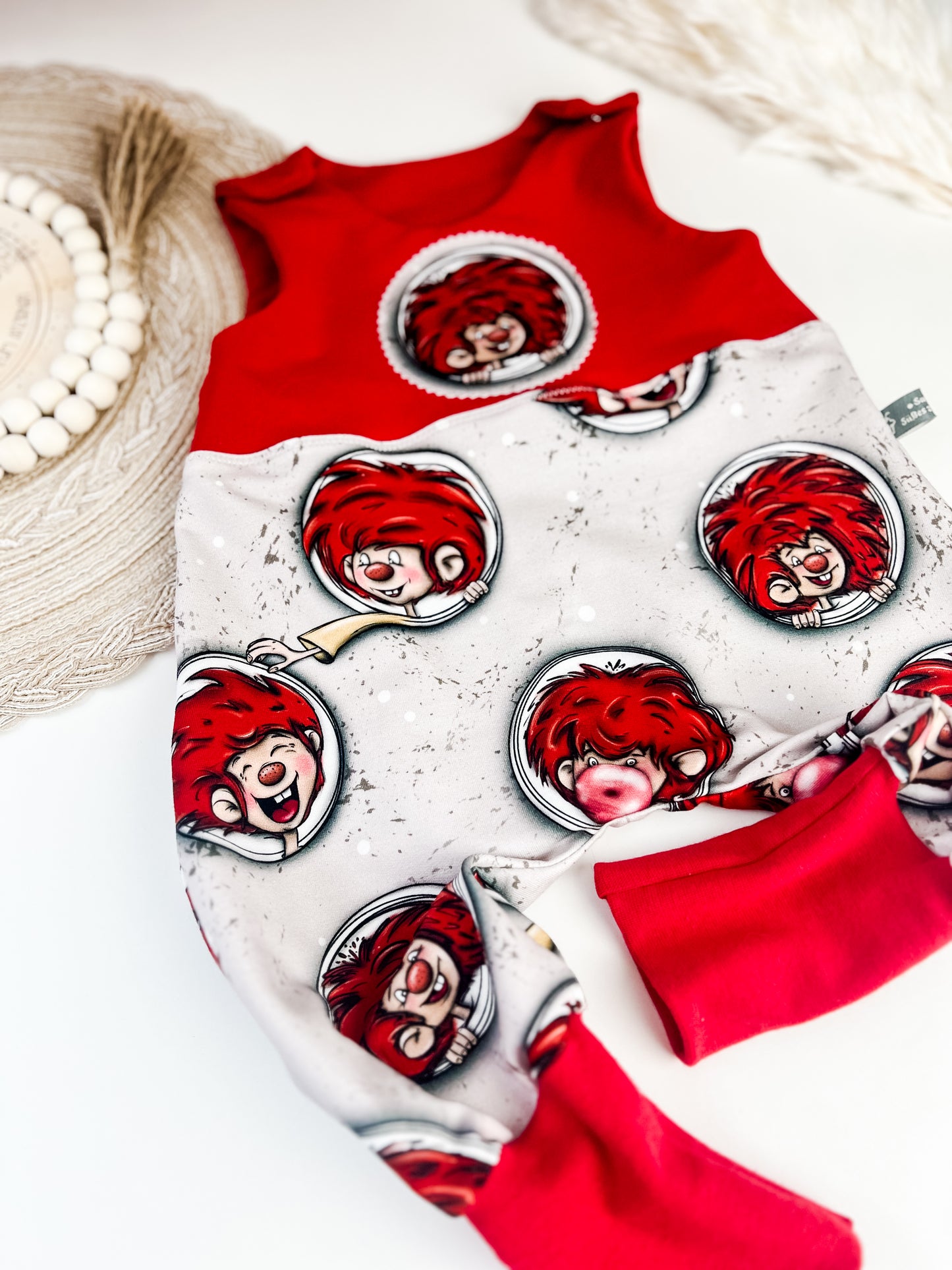 Mucki Baby Strampler mit Applikation | Baumwolle | Kurz oder Lang | Handmade Sommerstrampler Jungen Mädchen | Rot & Beige Unikat I Gr. 44–98zur Geburt – Unisex