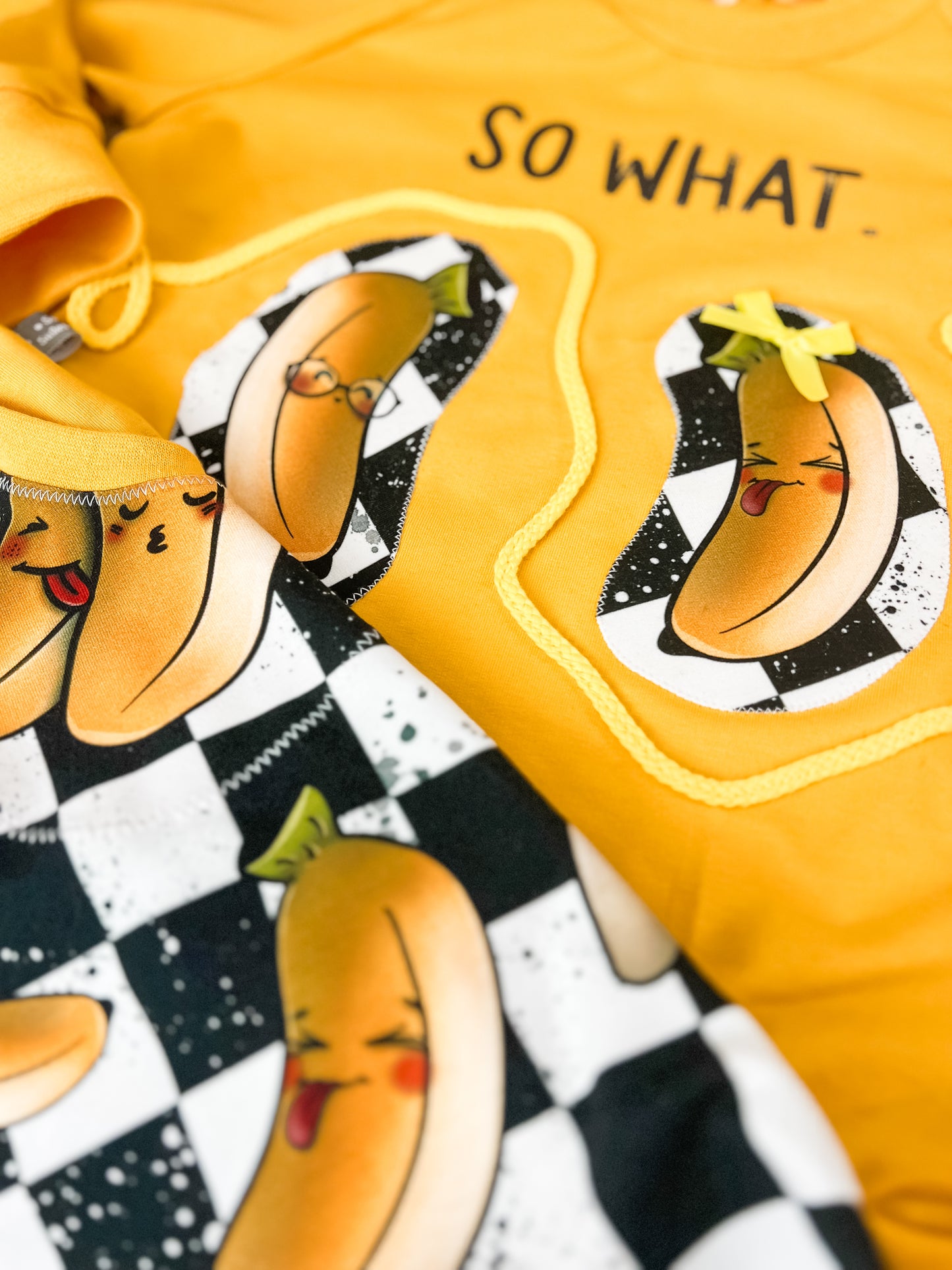 Sweater & Slim Harem Hose Kinder Set – schwarz-weiß kariert mit lustigen Bananen, „SO WHAT“ Bügelbild & Applikationen – Unikat Kinderbekleidung