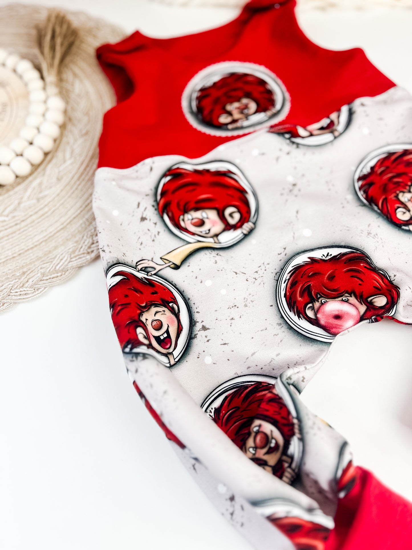 Mucki Baby Strampler mit Applikation | Baumwolle | Kurz oder Lang | Handmade Sommerstrampler Jungen Mädchen | Rot & Beige Unikat I Gr. 44–98zur Geburt – Unisex