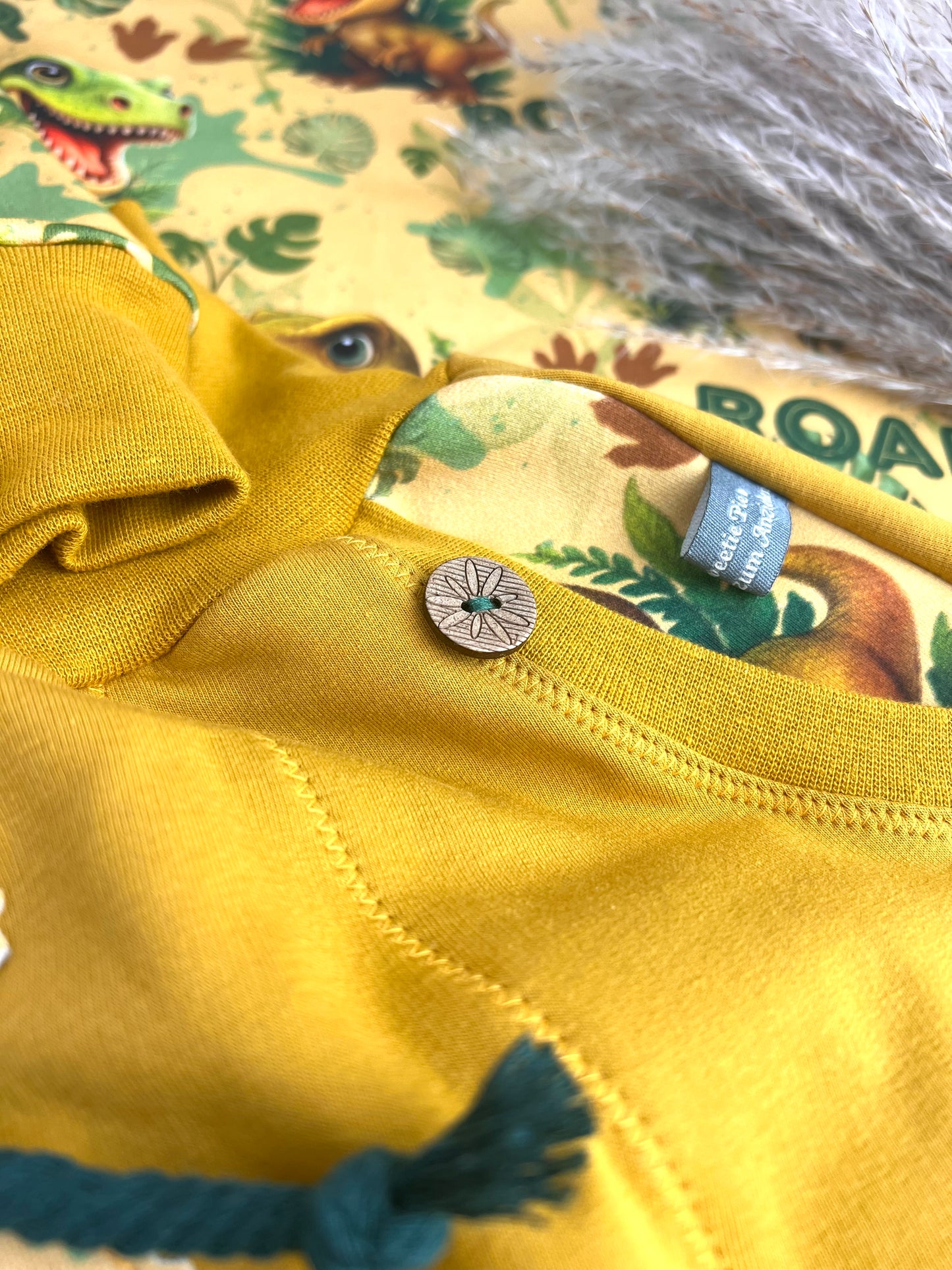 Dino Set für Kinder | Oversized Sweater & Slim Harem Hose senffarben | Bequemes Kinder Outfit mit Applikation | Unisex I Gr. 62 - 134