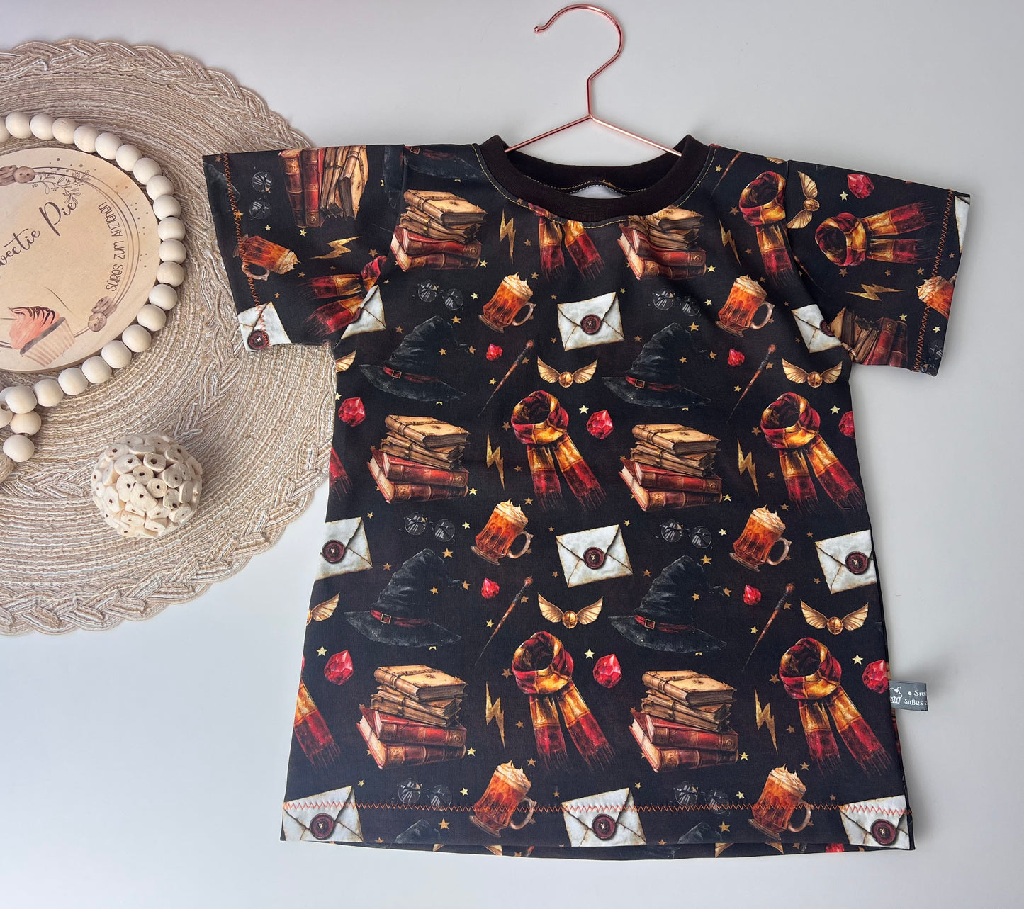 Magisches Kinder T-Shirt mit Zauberhut & Schnatz Gr. 110| Handmade Shirt aus Baumwolle | Fantasie Motiv | Kinderkleidung Zauberwelt