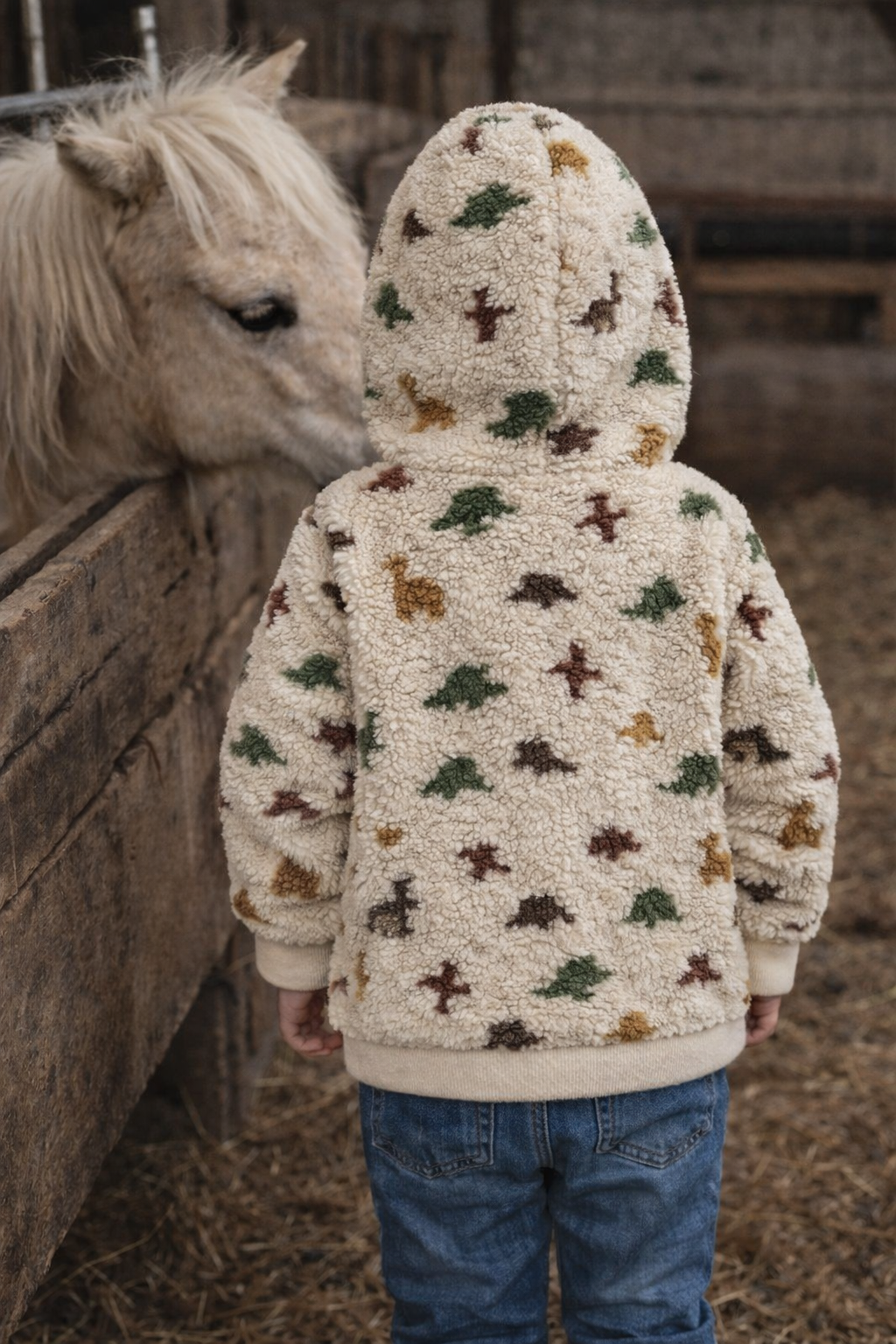 Kuschelige Teddyjacke für Kinder mit Dinosaurier Motiv | Sandfarbene Übergangsjacke mit Kapuze | Cozy Blouson für Baby & Kind