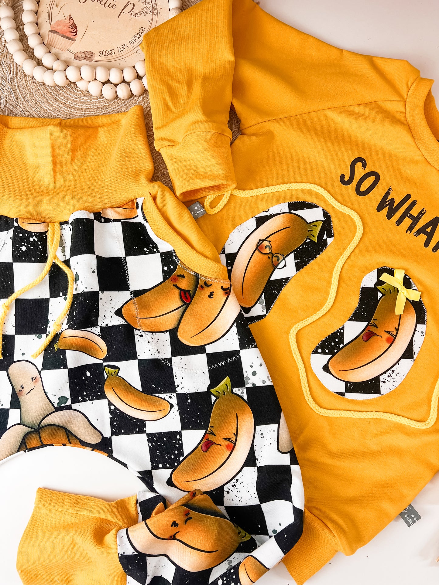 Sweater & Slim Harem Hose Kinder Set – schwarz-weiß kariert mit lustigen Bananen, „SO WHAT“ Bügelbild & Applikationen – Unikat Kinderbekleidung
