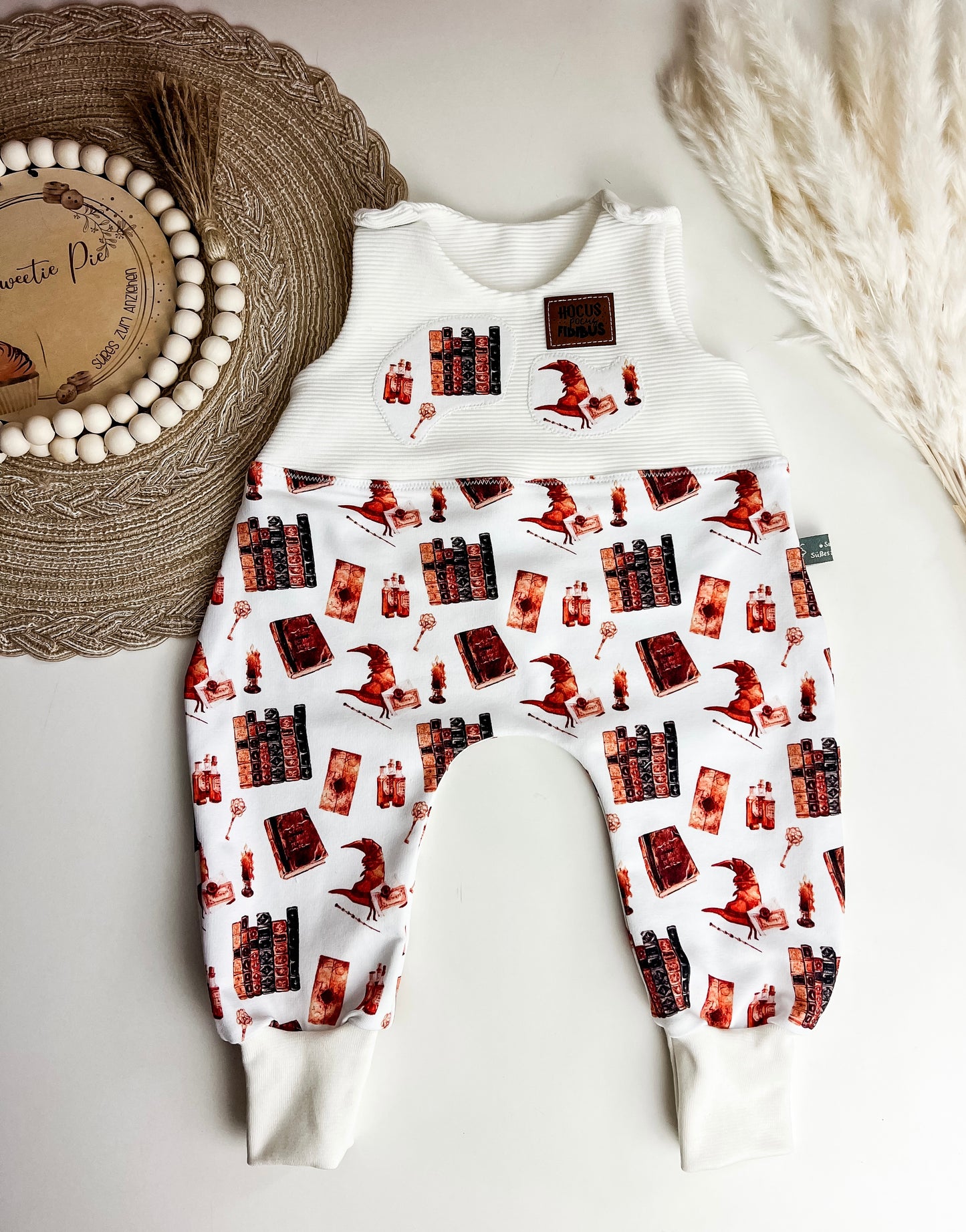 Strampler mit Zaubermotiven – Baby Einteiler aus Bio Baumwolle – Zauberschule - Newborn Outfit – Handmade Gr. 44–98