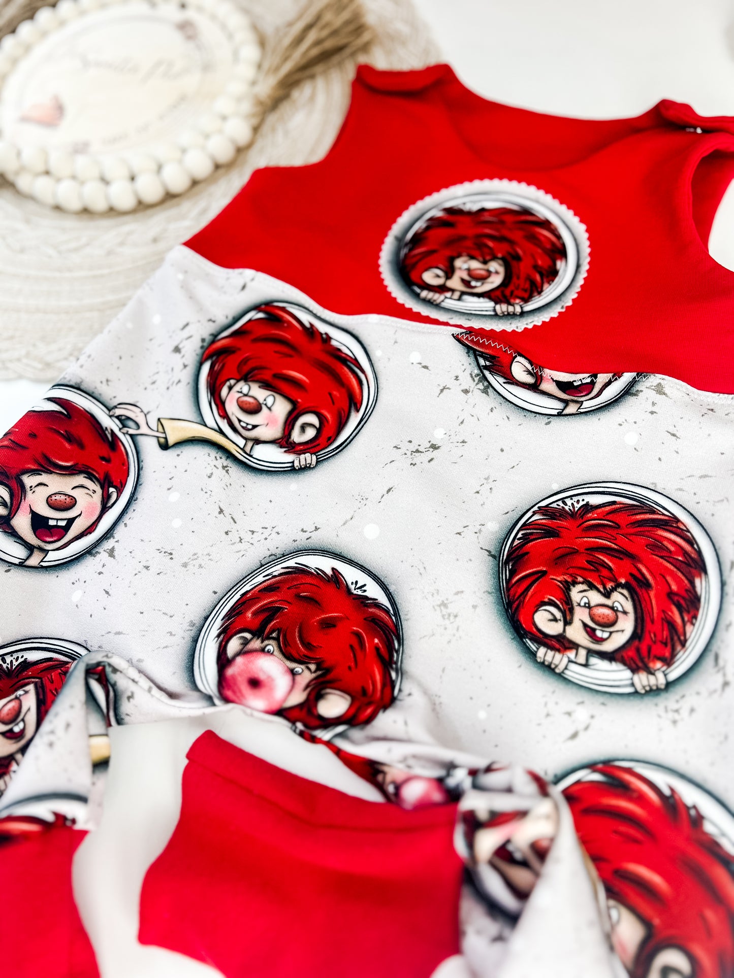 Mucki Baby Strampler mit Applikation | Baumwolle | Kurz oder Lang | Handmade Sommerstrampler Jungen Mädchen | Rot & Beige Unikat I Gr. 44–98zur Geburt – Unisex